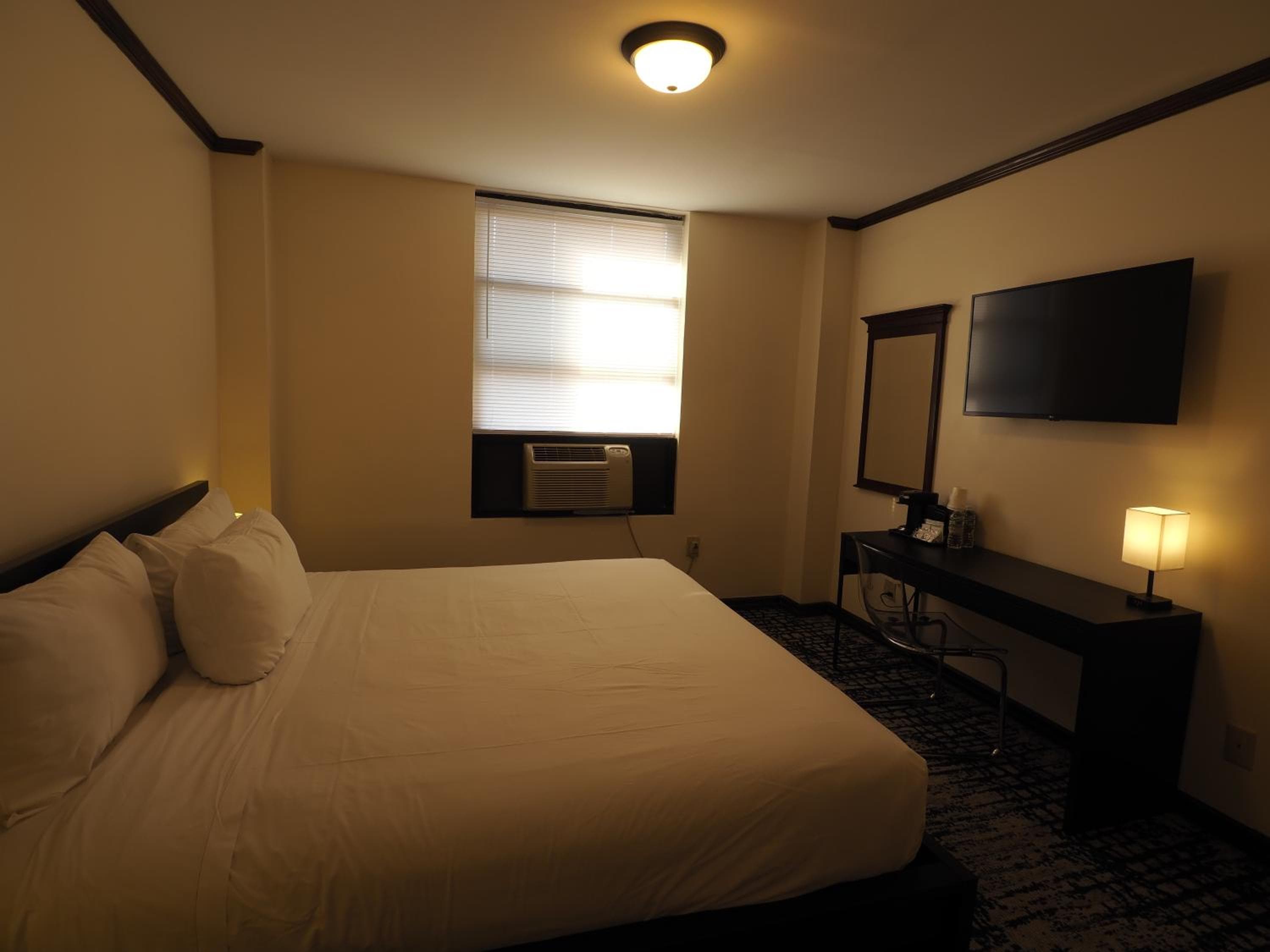 Night Hotel Broadway — 13