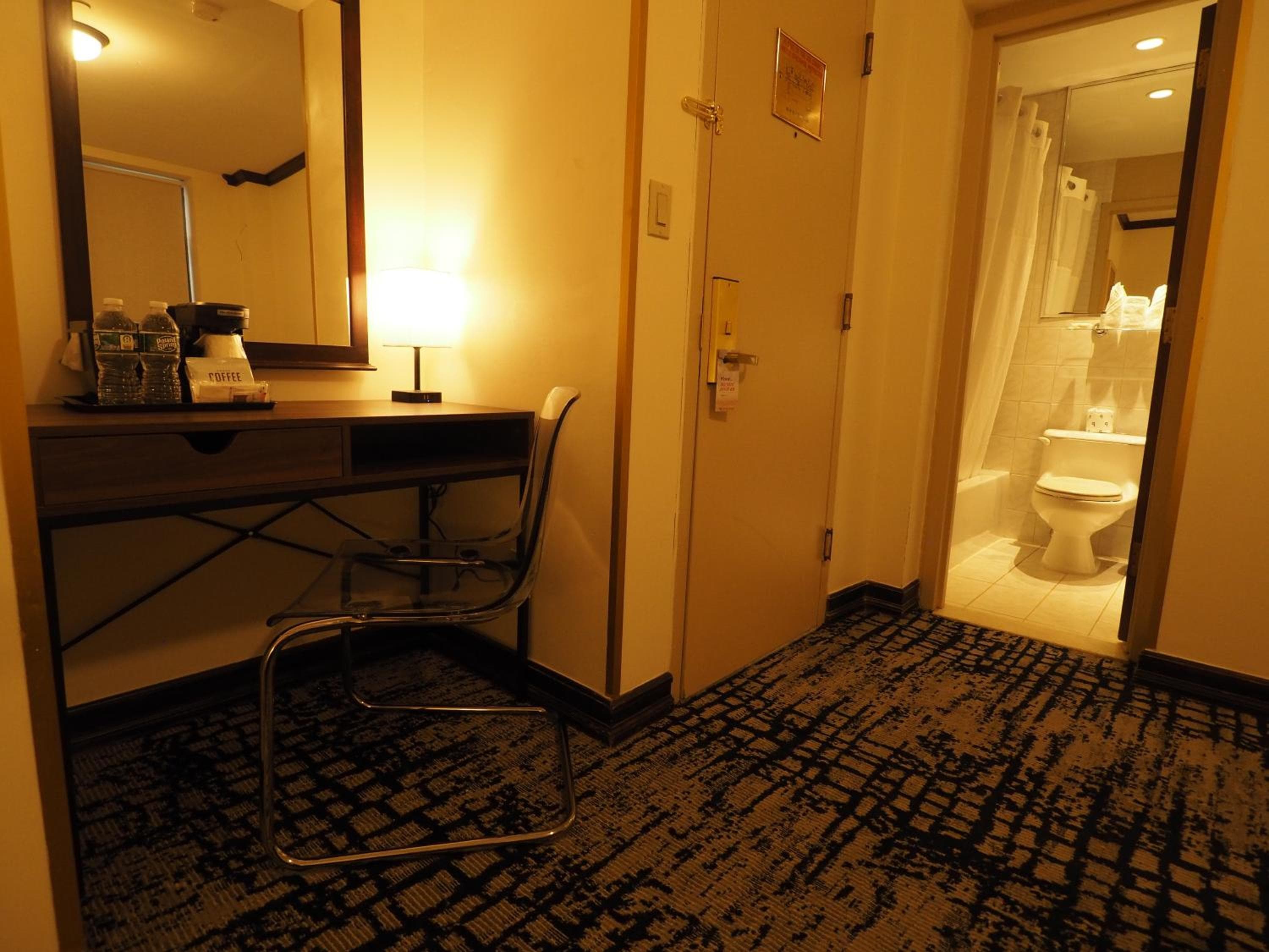 Night Hotel Broadway — 14
