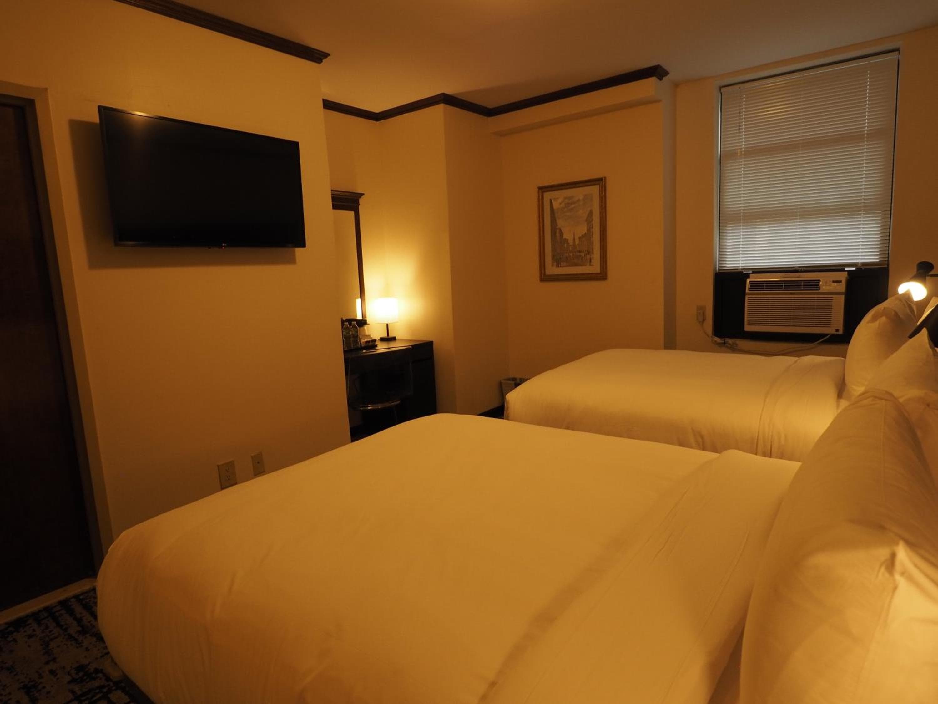 Night Hotel Broadway — 24