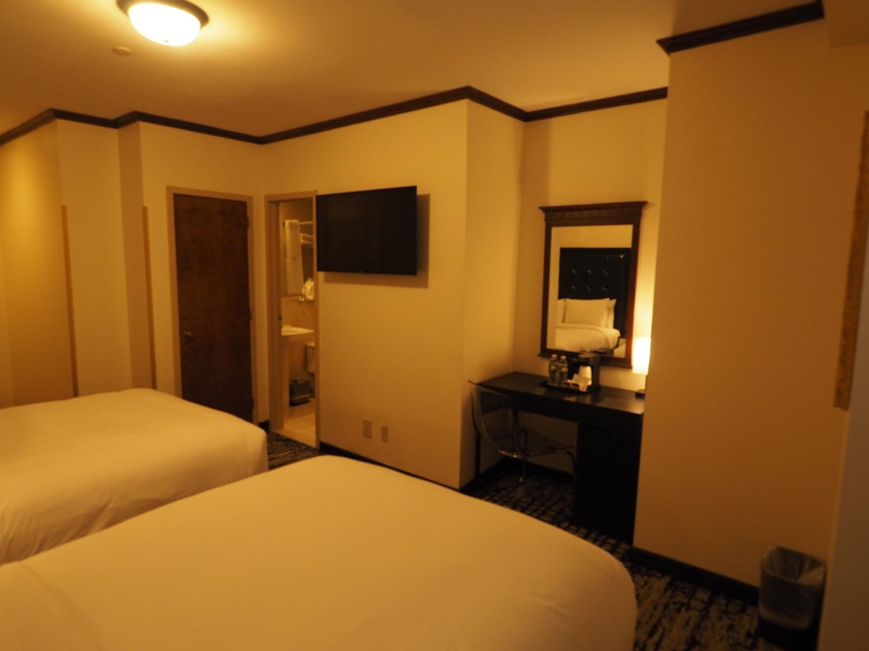 Night Hotel Broadway — 16