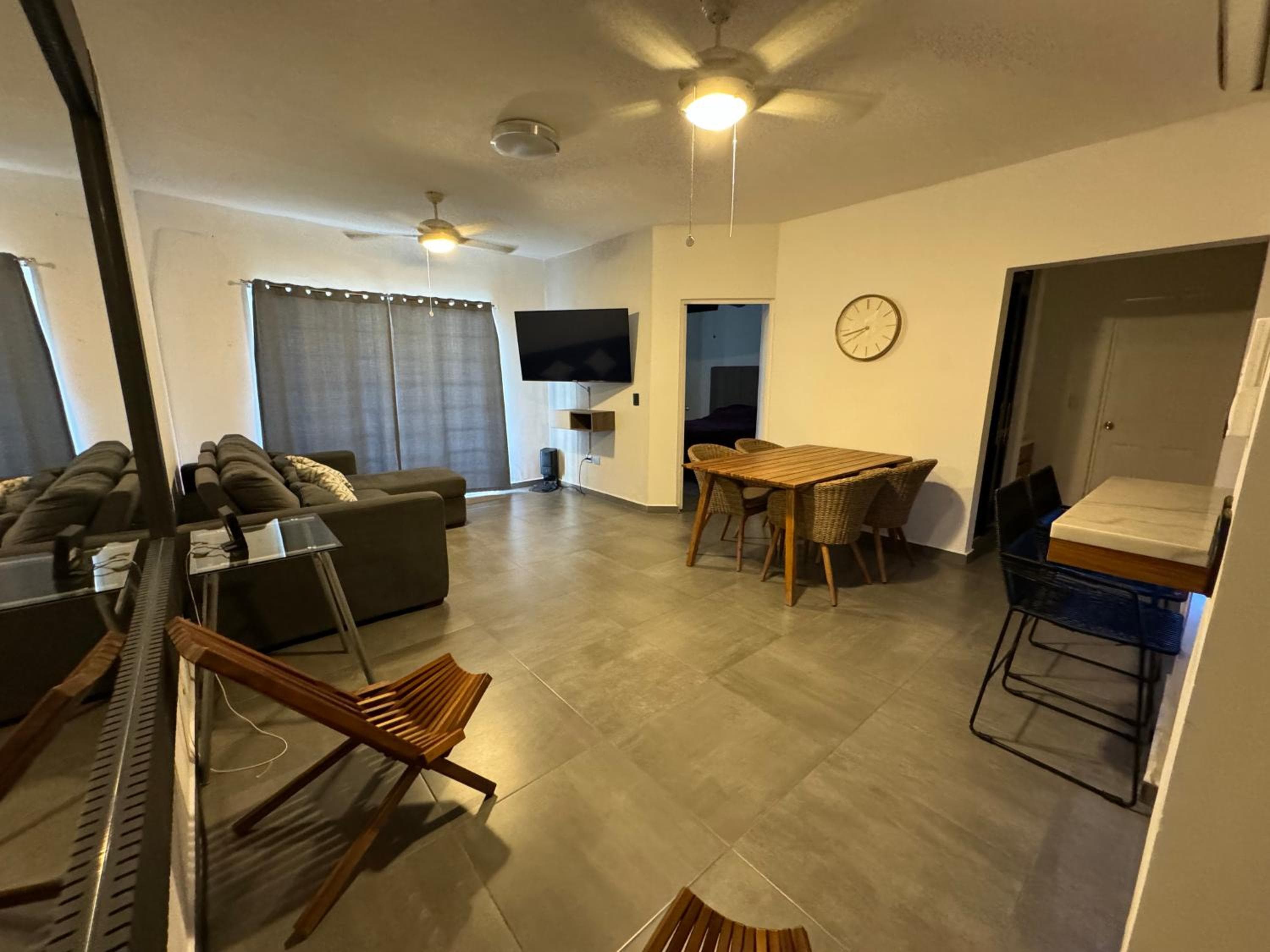 El apartamento tiene 1 dormitorio, 2 dormitorios y 2 baños. — 17