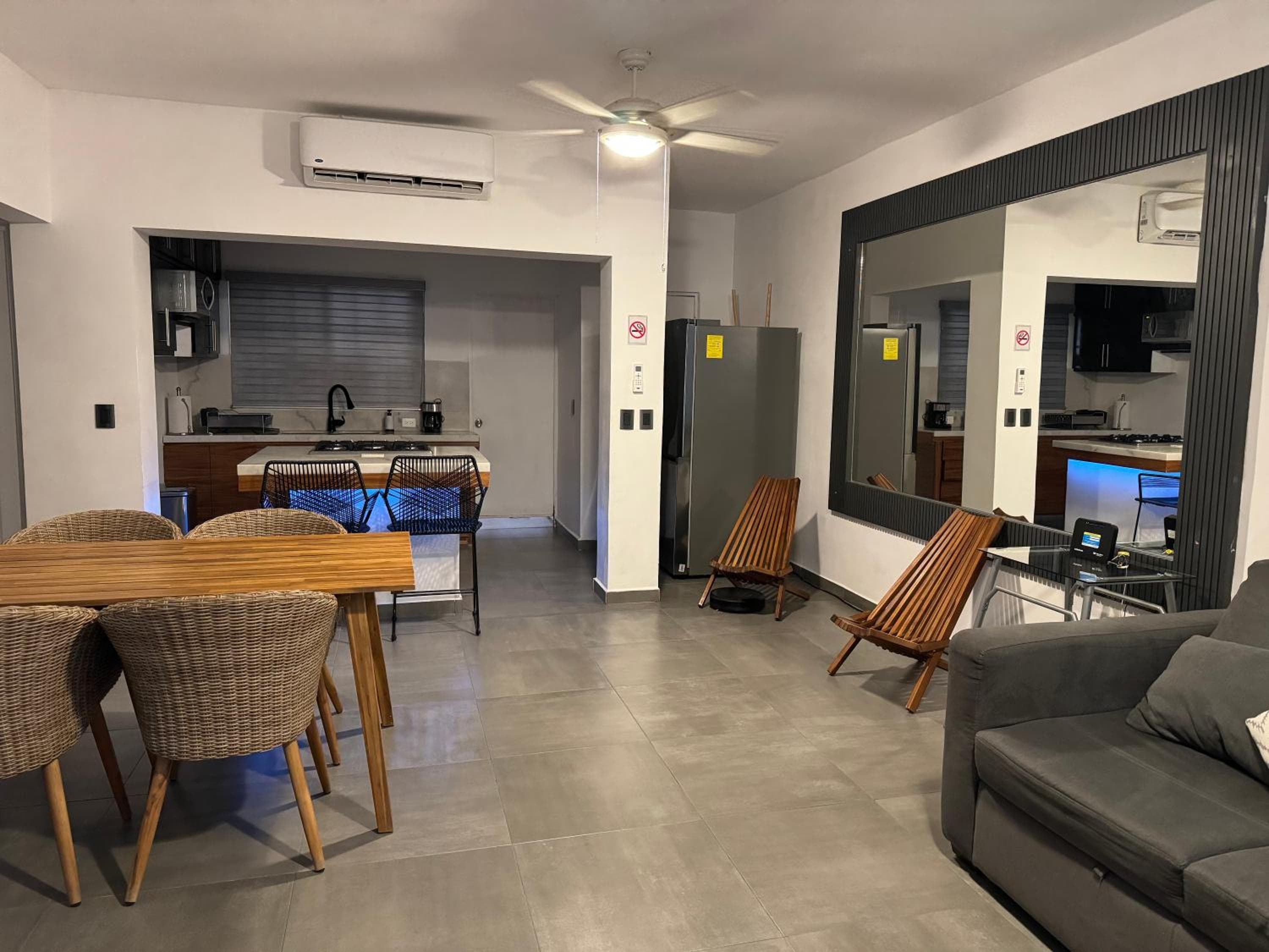 El apartamento tiene 1 dormitorio, 2 dormitorios y 2 baños. — 16