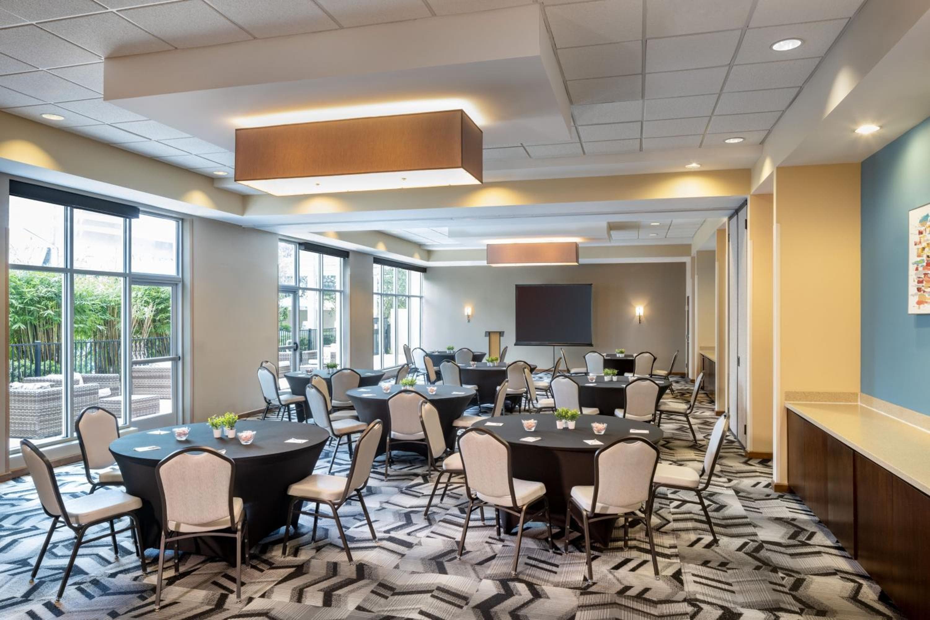SpringHill Suites by Marriott Orlando at FLAMINGO CROSSINGS Town Center-Western Entrance — 2