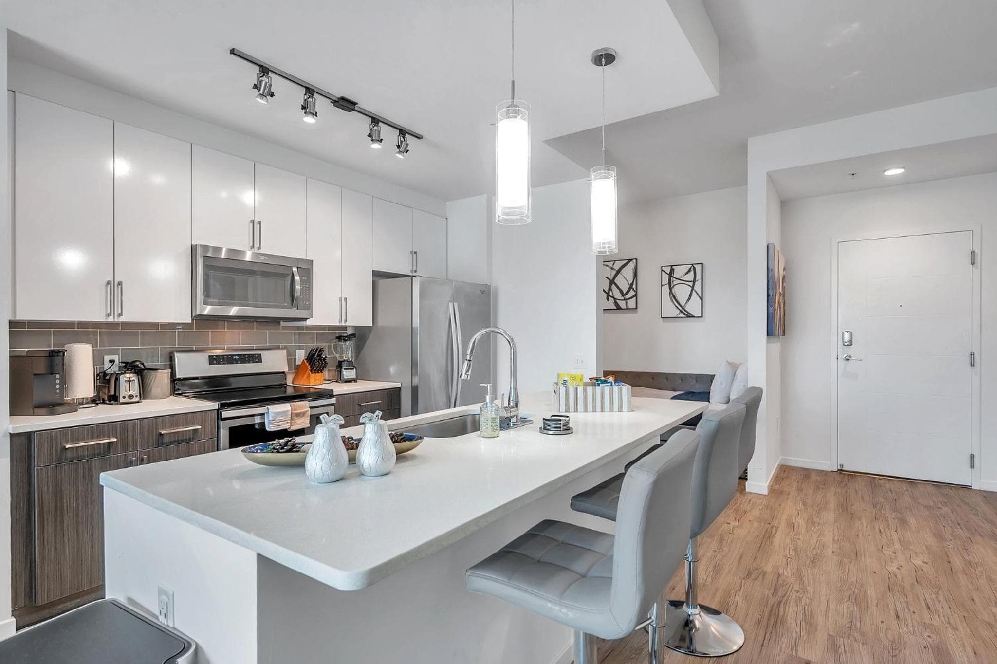 Luxury 1 BR with DEN Downtown Tampa Apt - City Views, Rooftop Pool, Workspace — 10