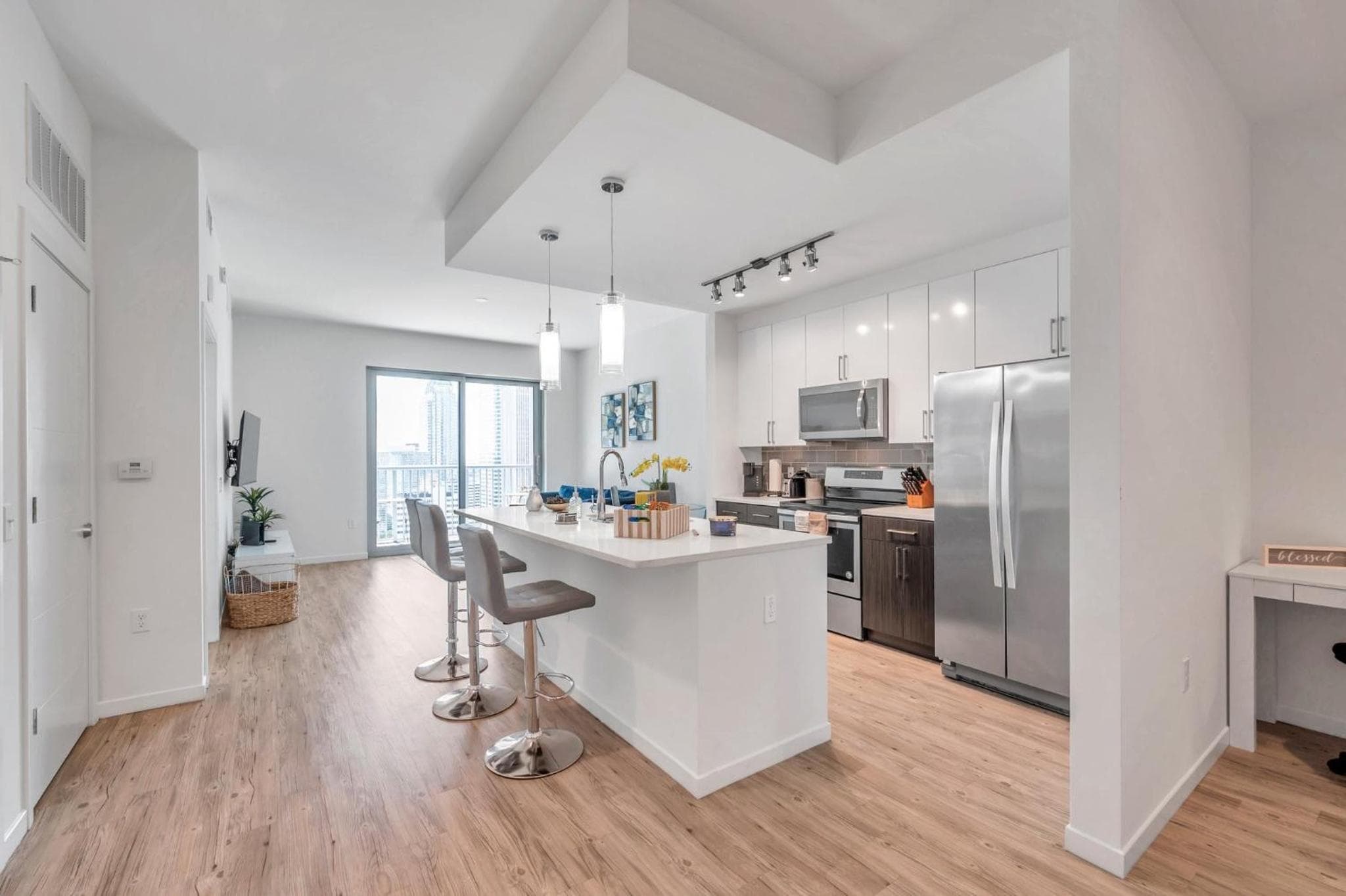 Luxury 1 BR with DEN Downtown Tampa Apt - City Views, Rooftop Pool, Workspace — 12