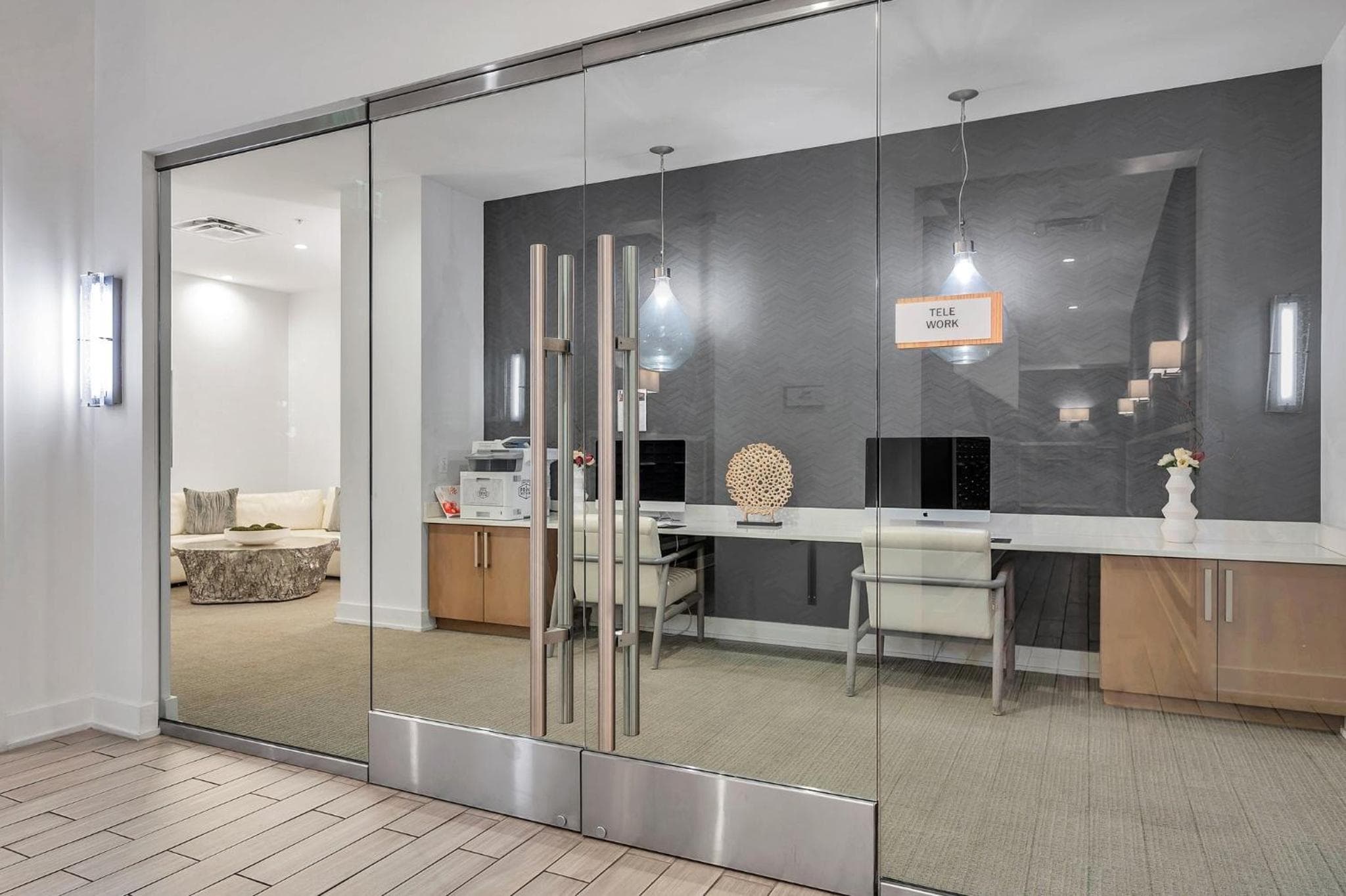 Luxury 1 BR with DEN Downtown Tampa Apt - City Views, Rooftop Pool, Workspace — 23