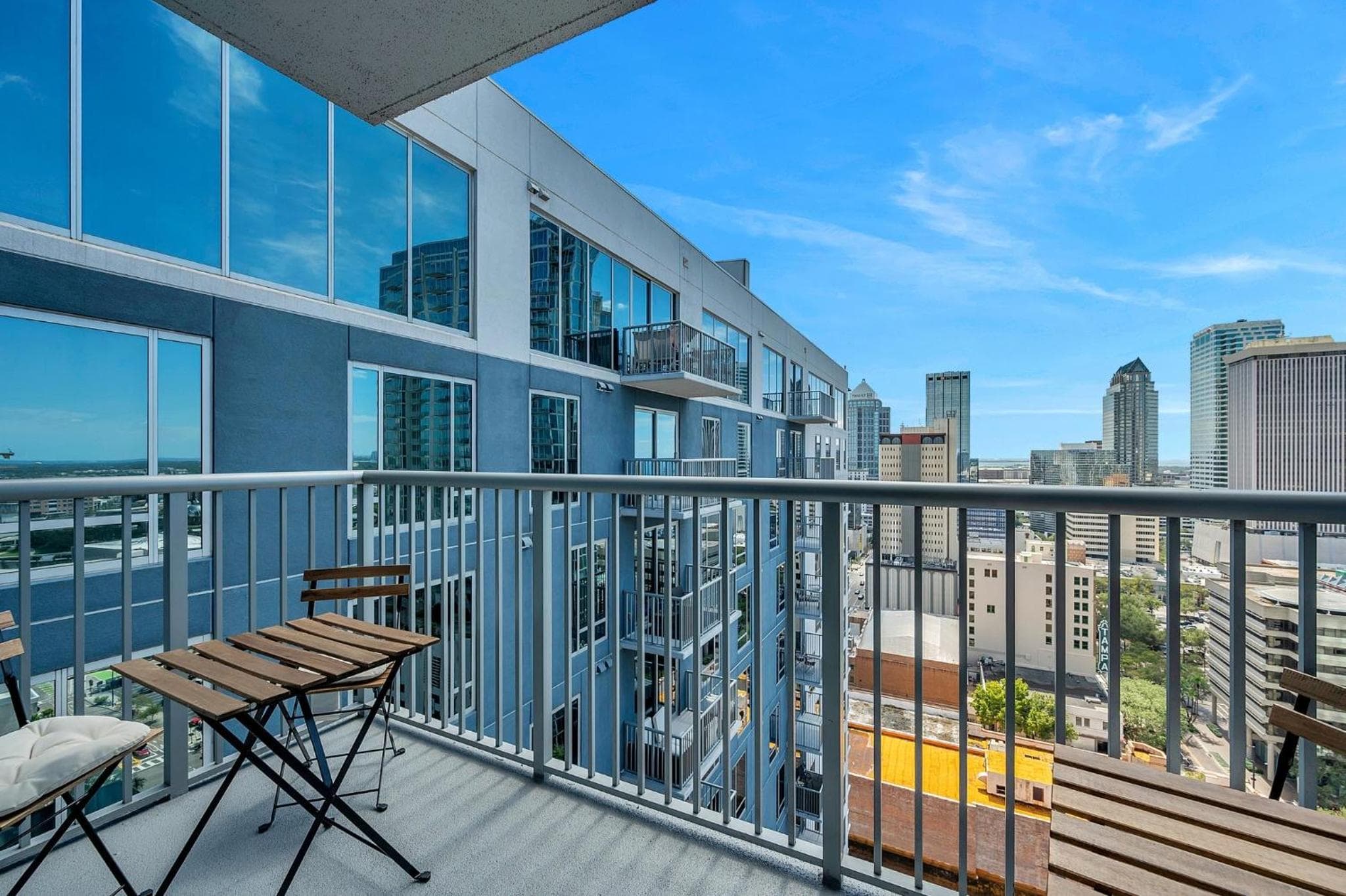 Luxury 1 BR with DEN Downtown Tampa Apt - City Views, Rooftop Pool, Workspace — 15