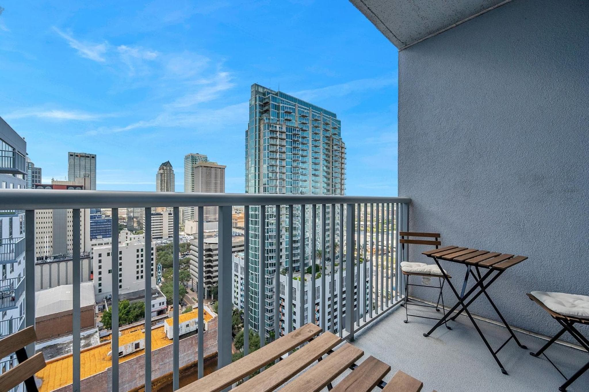 Luxury 1 BR with DEN Downtown Tampa Apt - City Views, Rooftop Pool, Workspace — 25