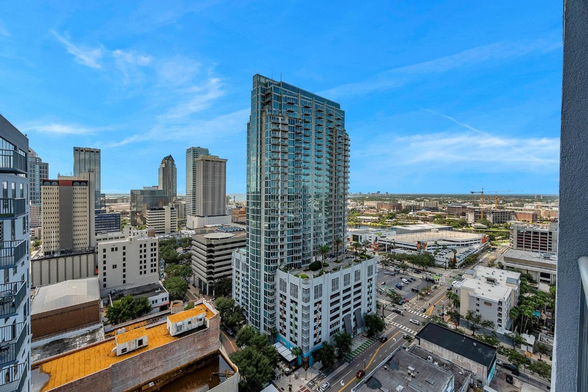 Luxury 1 BR with DEN Downtown Tampa Apt - City Views, Rooftop Pool, Workspace — 4