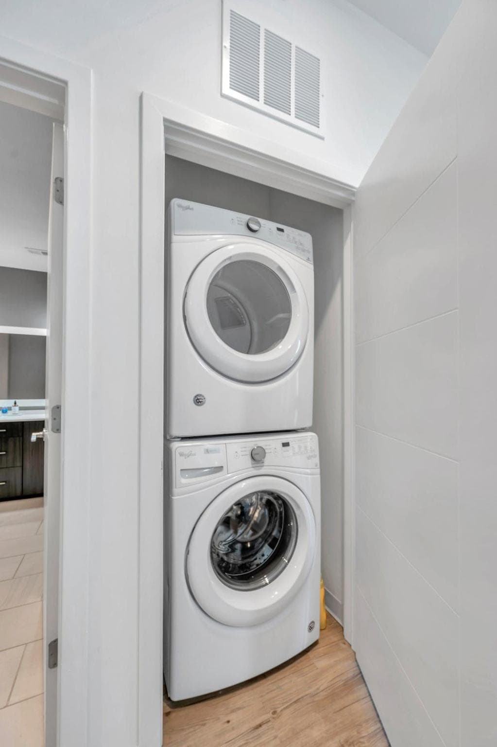 Luxury 1 BR with DEN Downtown Tampa Apt - City Views, Rooftop Pool, Workspace — 5