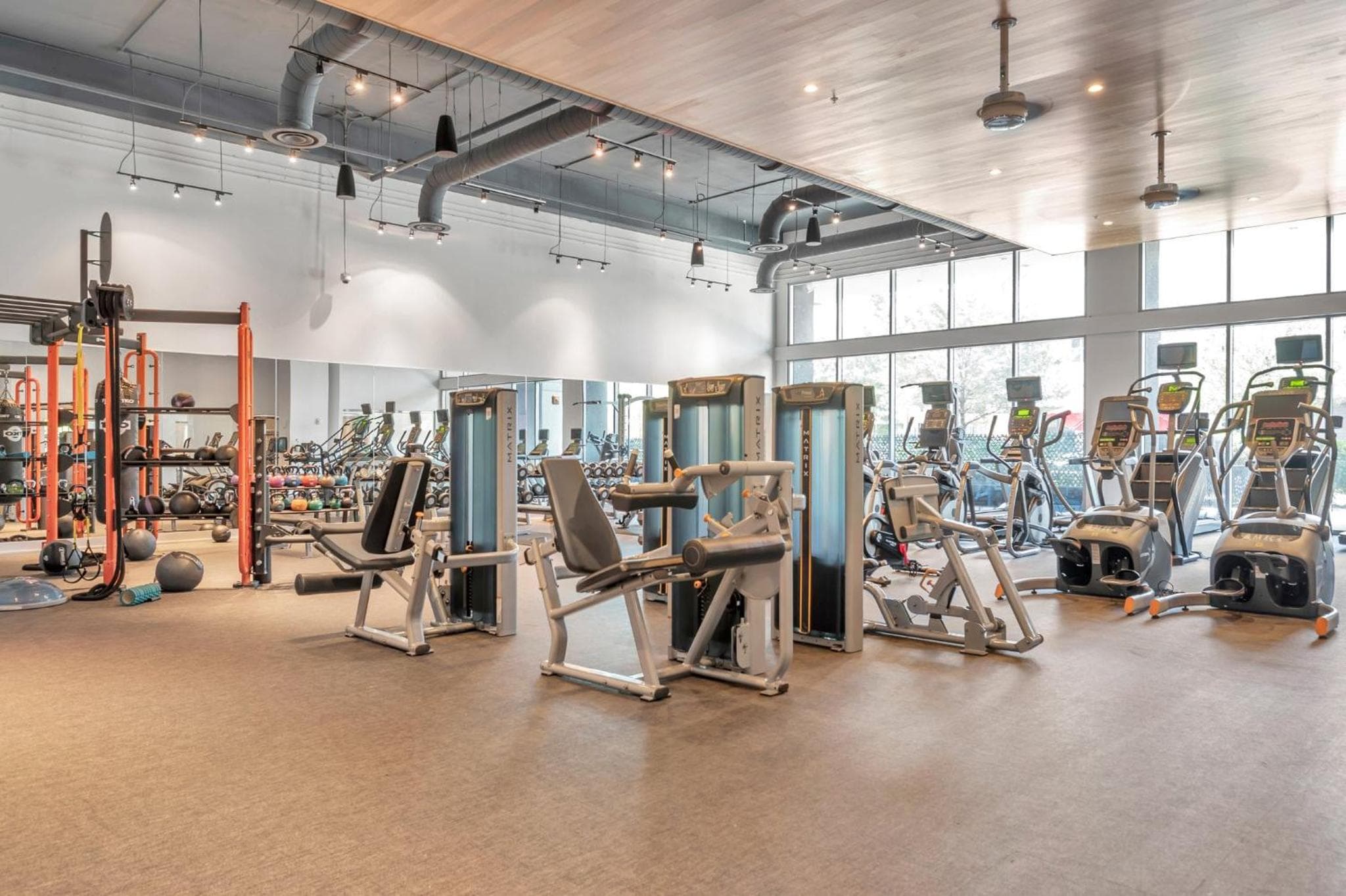 Luxury 1 BR with DEN Downtown Tampa Apt - City Views, Rooftop Pool, Workspace — 6