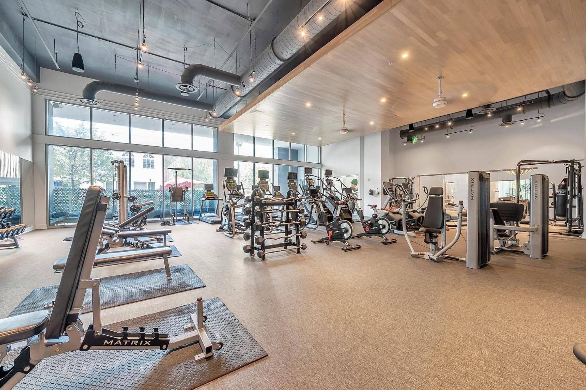 Luxury 1 BR with DEN Downtown Tampa Apt - City Views, Rooftop Pool, Workspace — 9
