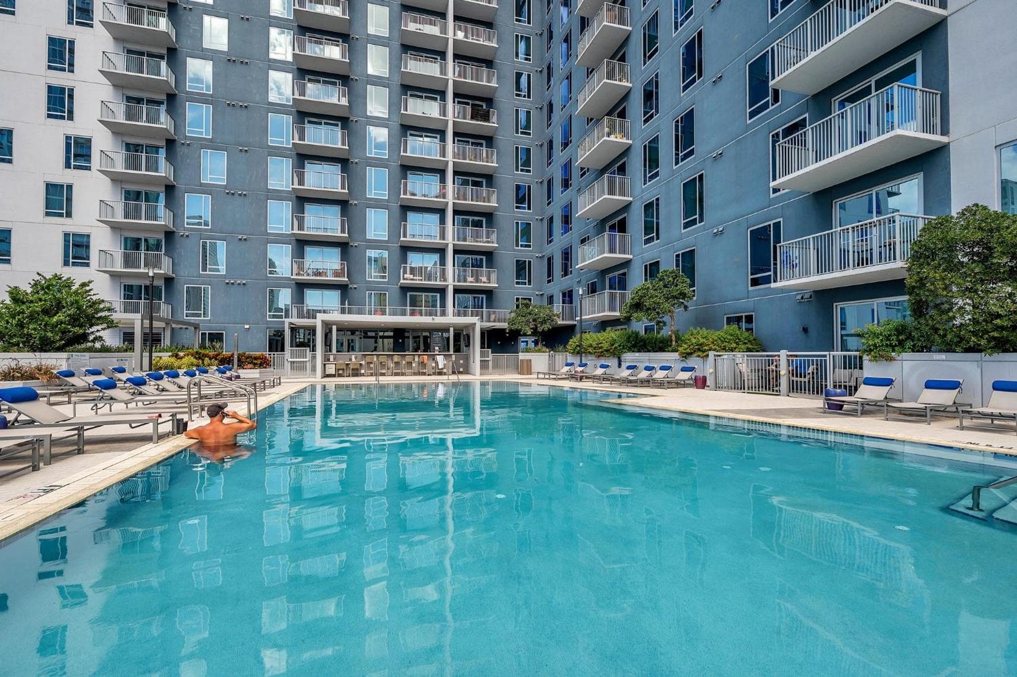 Luxury 1 BR with DEN Downtown Tampa Apt - City Views, Rooftop Pool, Workspace — 12