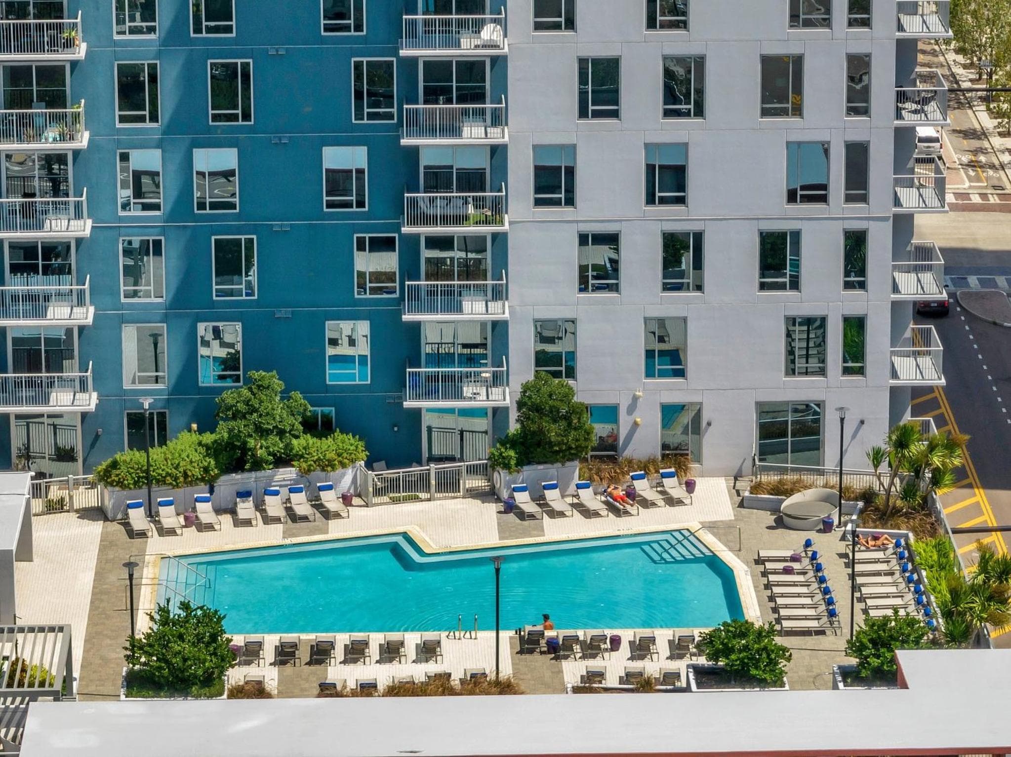 Luxury 1 BR with DEN Downtown Tampa Apt - City Views, Rooftop Pool, Workspace — 14