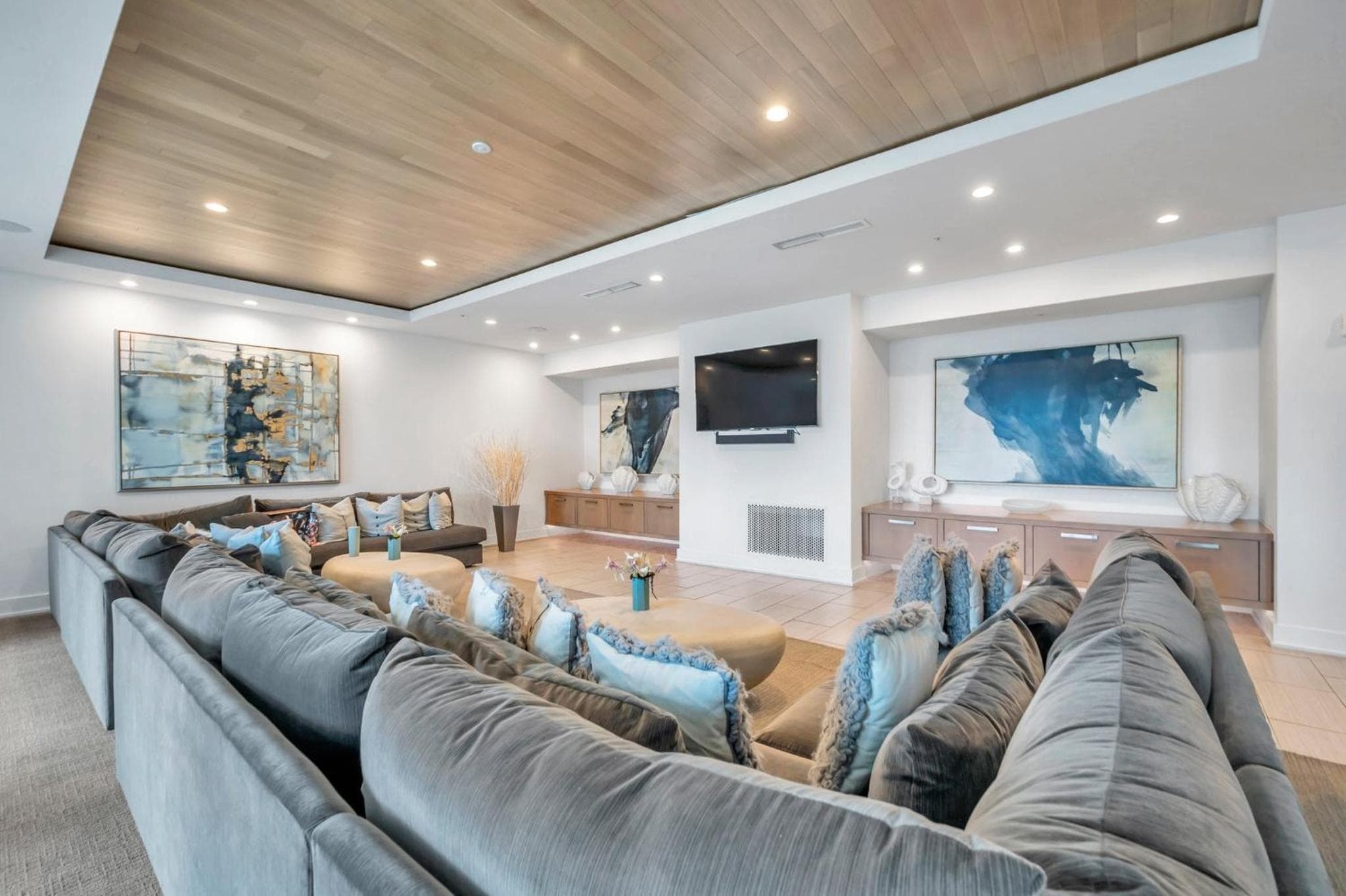Luxury 1 BR with DEN Downtown Tampa Apt - City Views, Rooftop Pool, Workspace — 17
