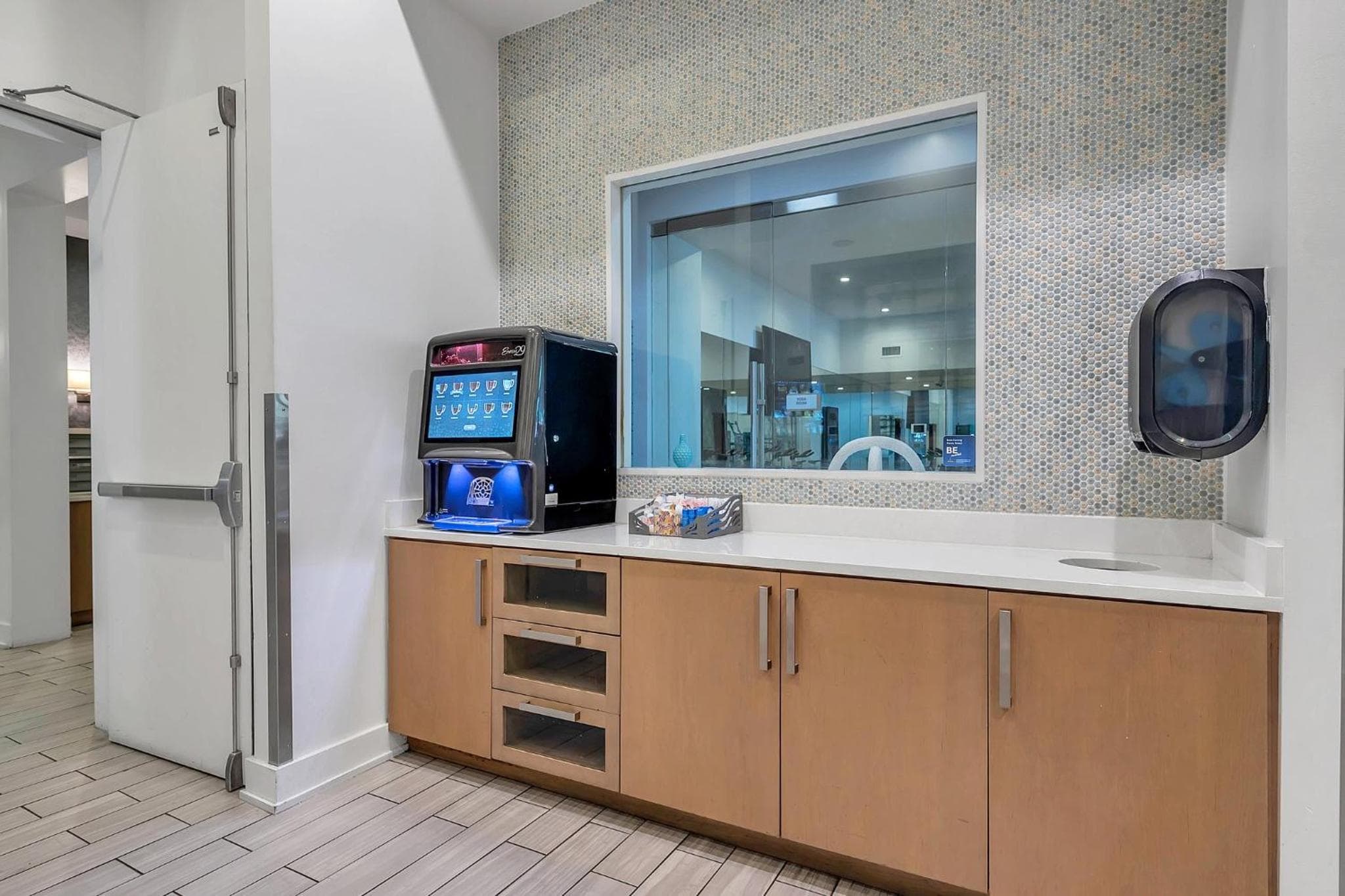 Luxury 1 BR with DEN Downtown Tampa Apt - City Views, Rooftop Pool, Workspace — 18