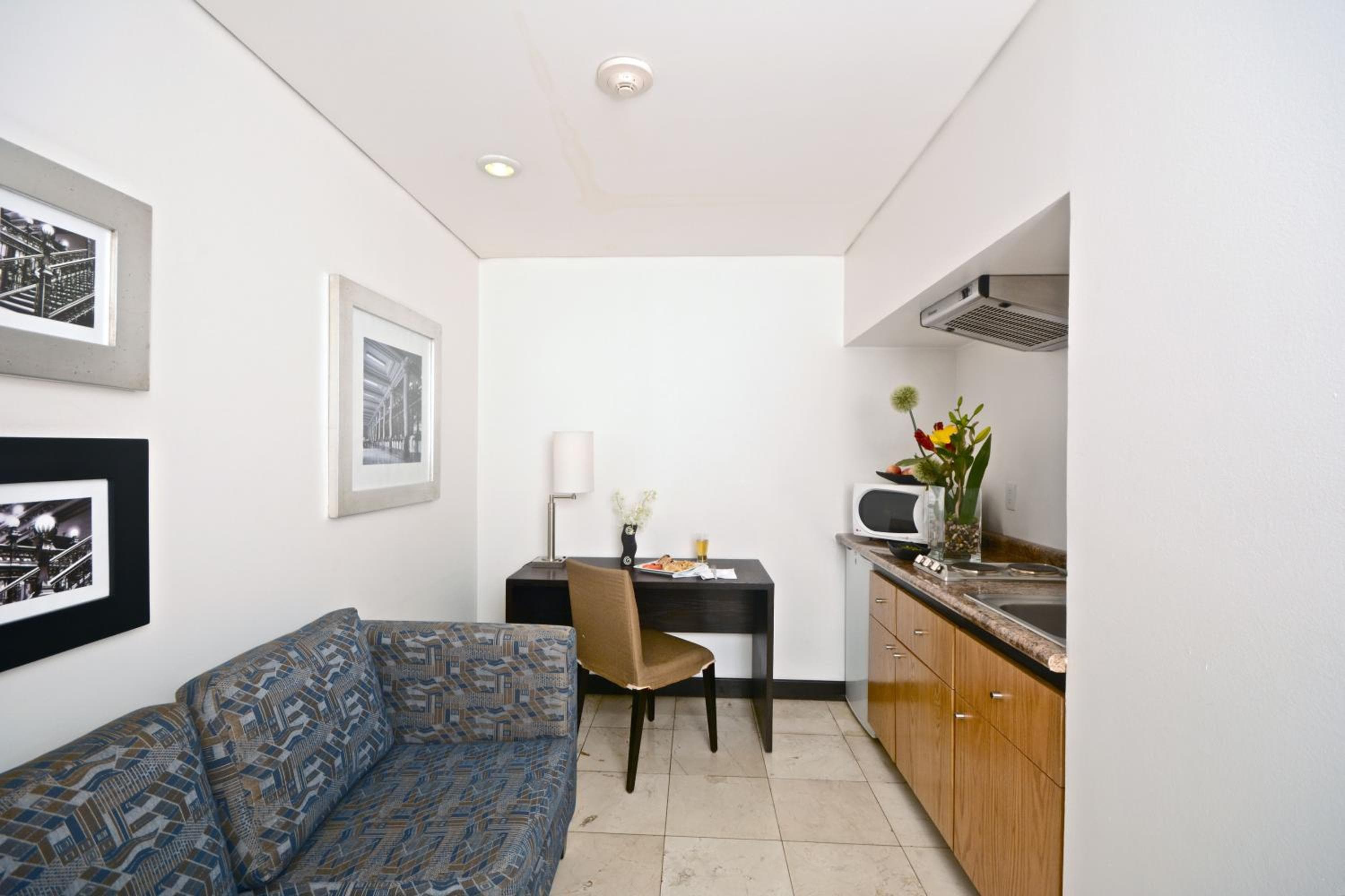 Hotel & Suites PF — 4