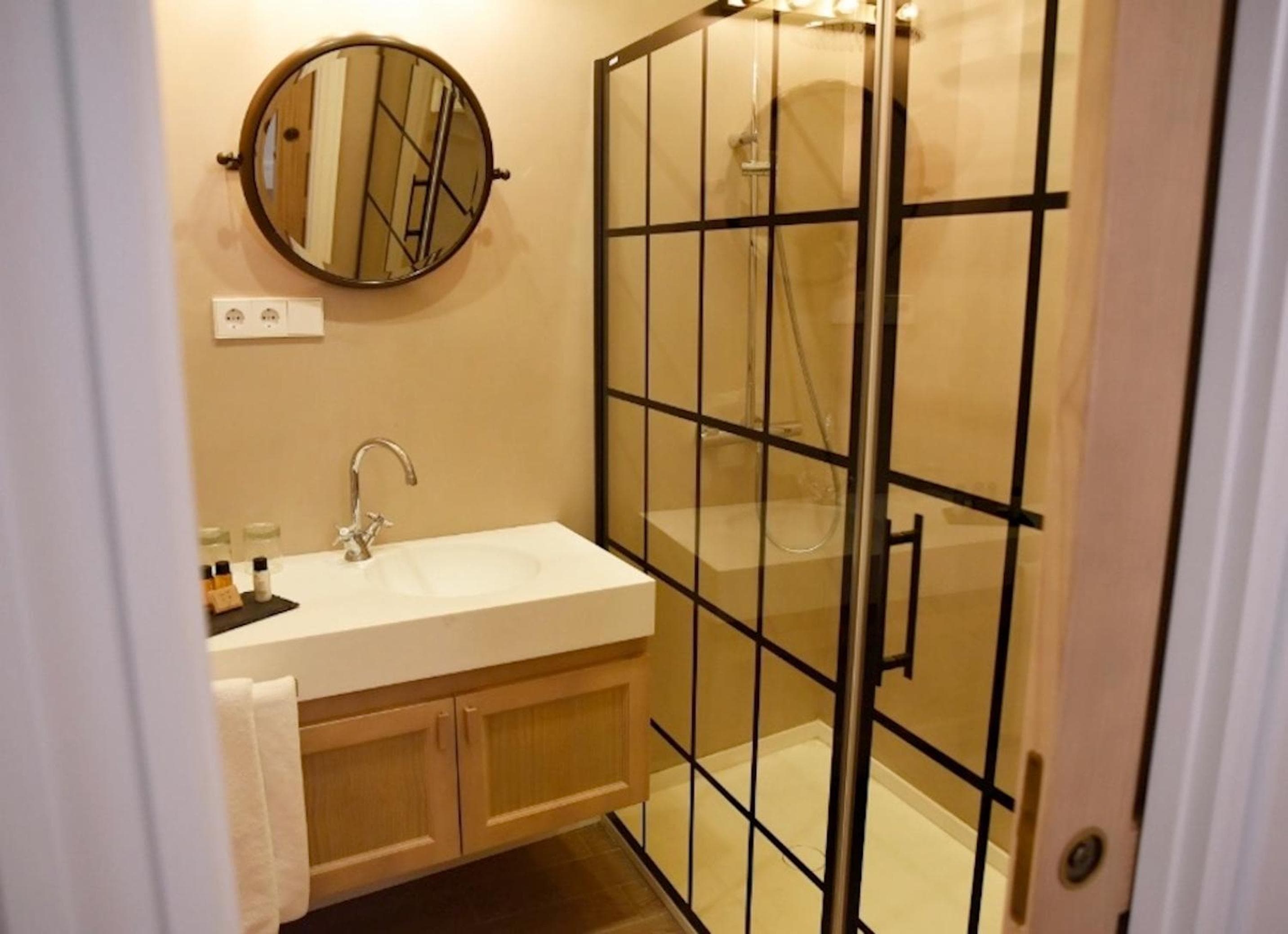 Honest Sevilla Hotel — 10