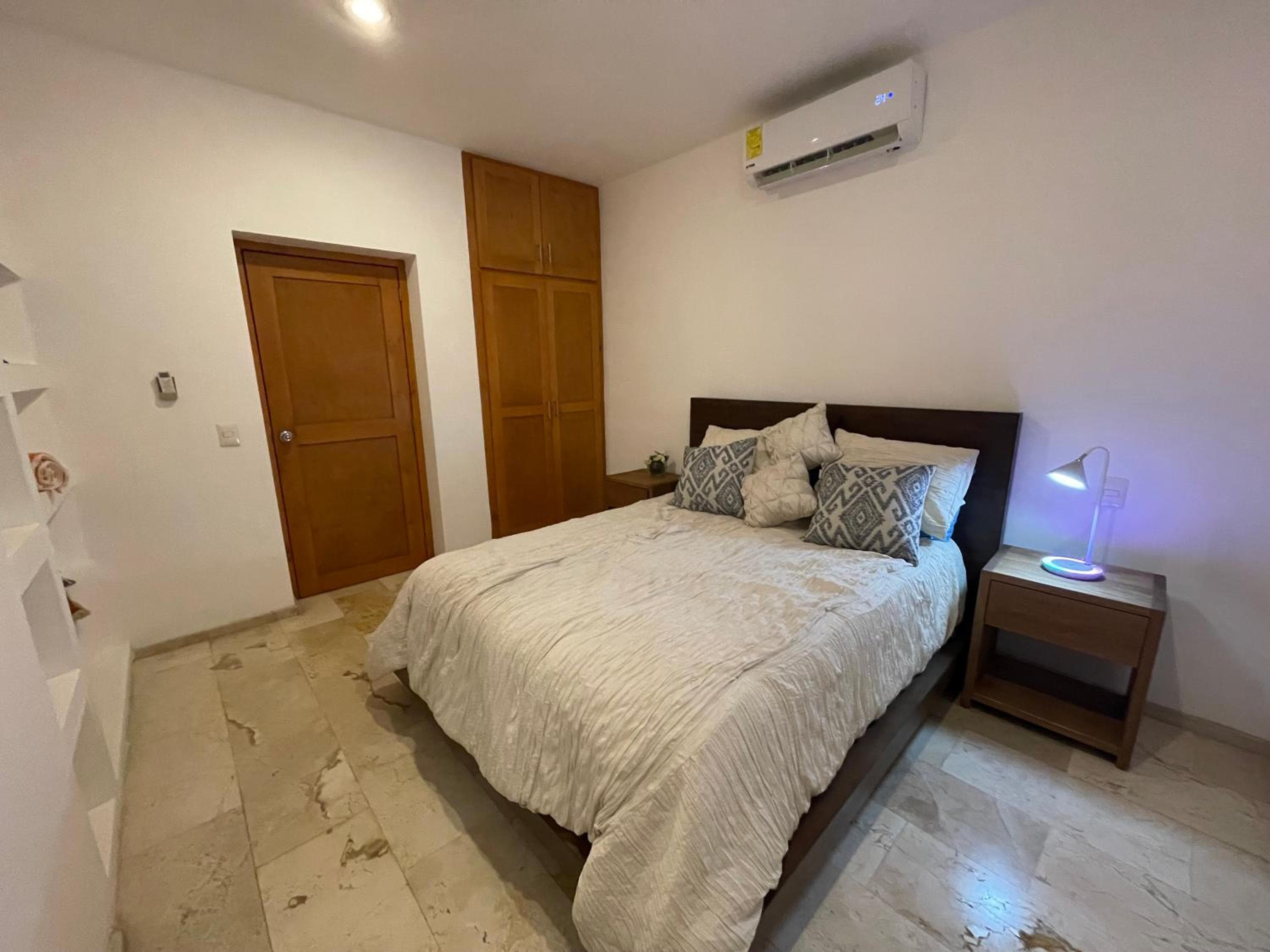 Sea view, king-size bed, wheelchair access — 22