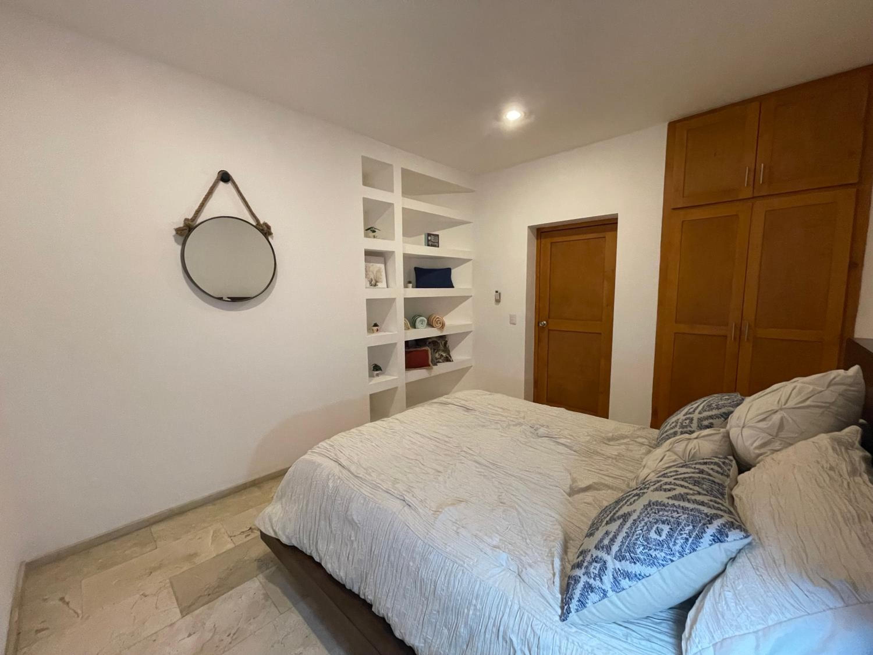 Sea view, king-size bed, wheelchair access — 23