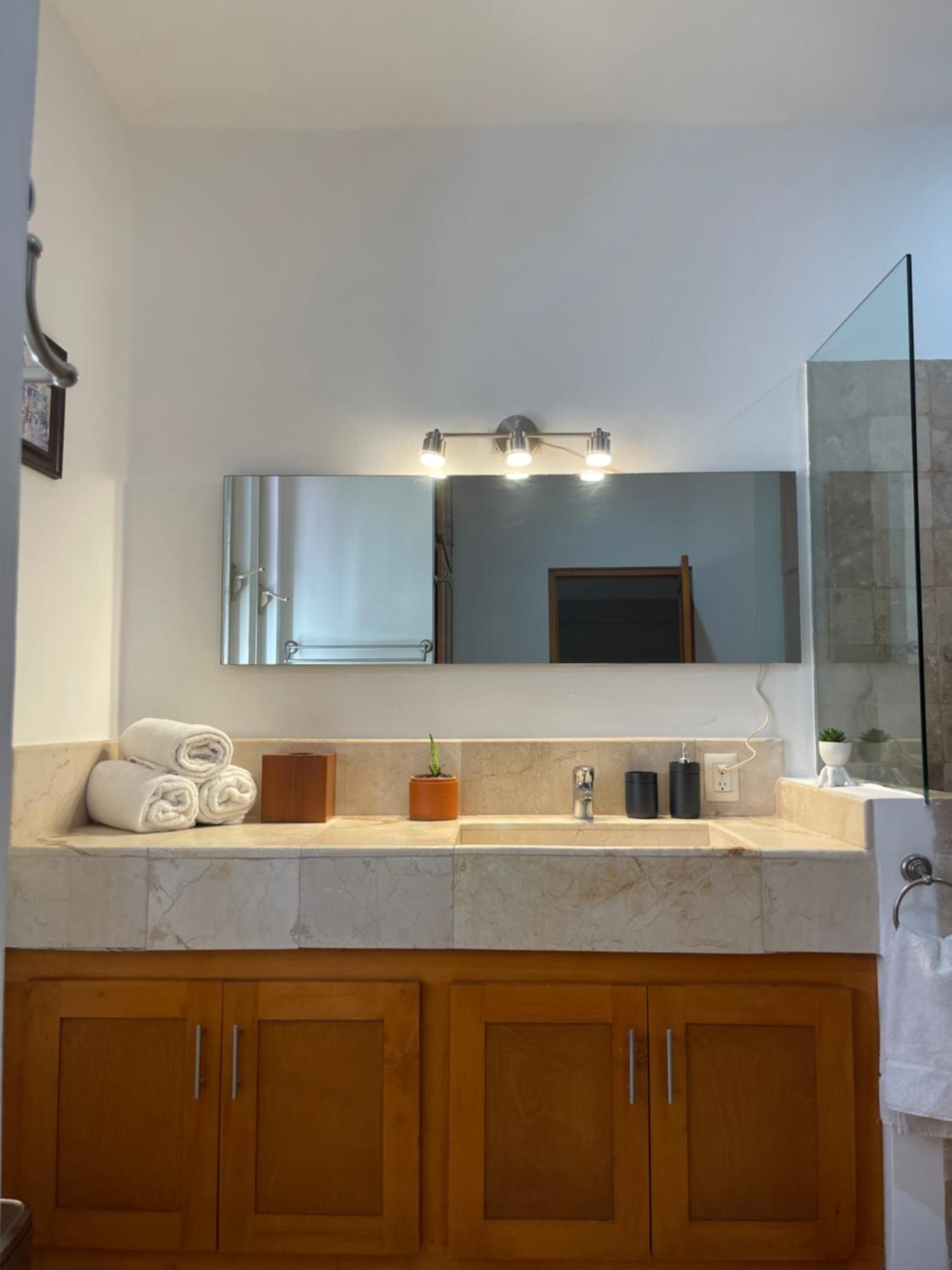Sea view, king-size bed, wheelchair access — 30