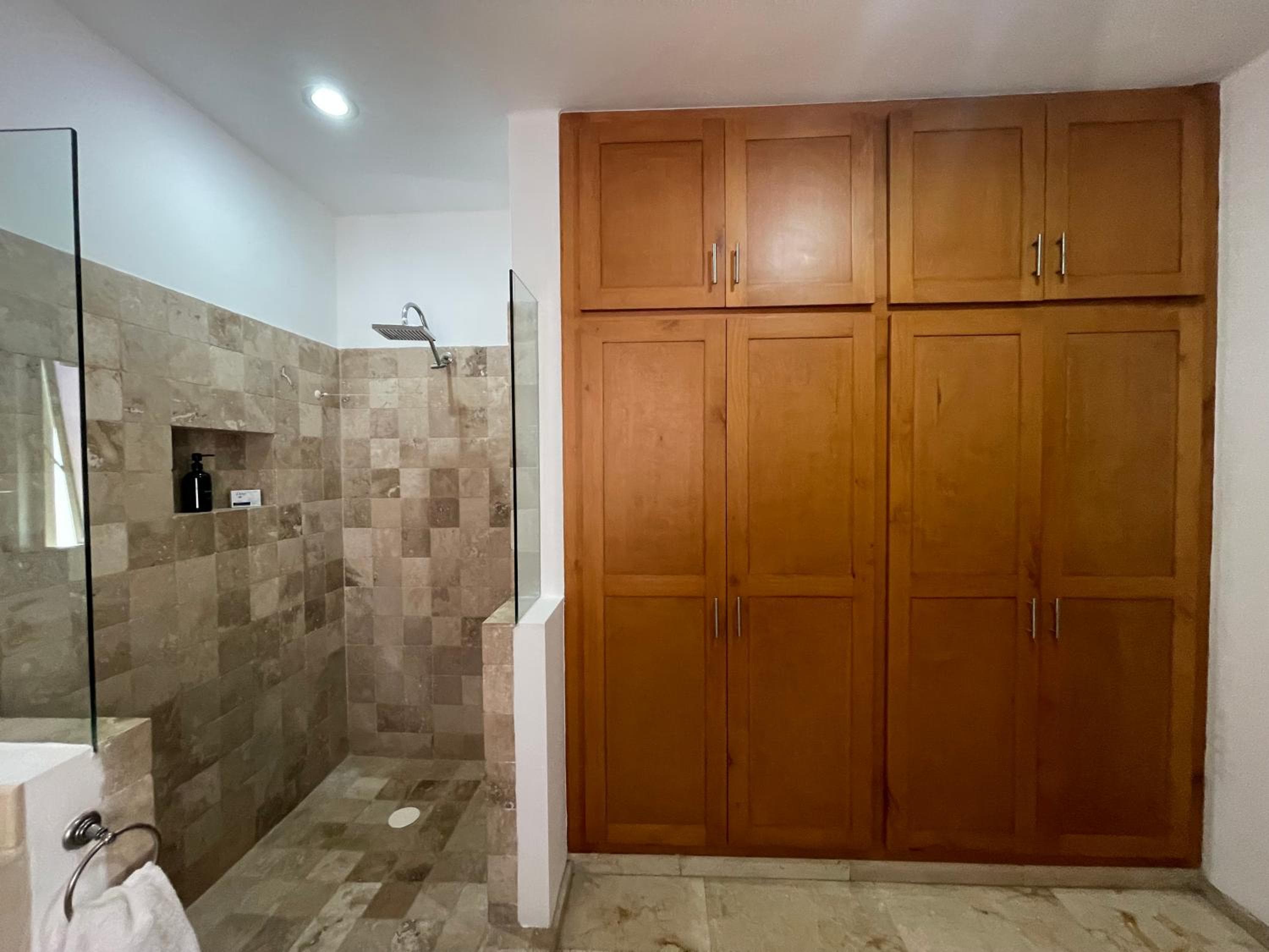 Sea view, king-size bed, wheelchair access — 10