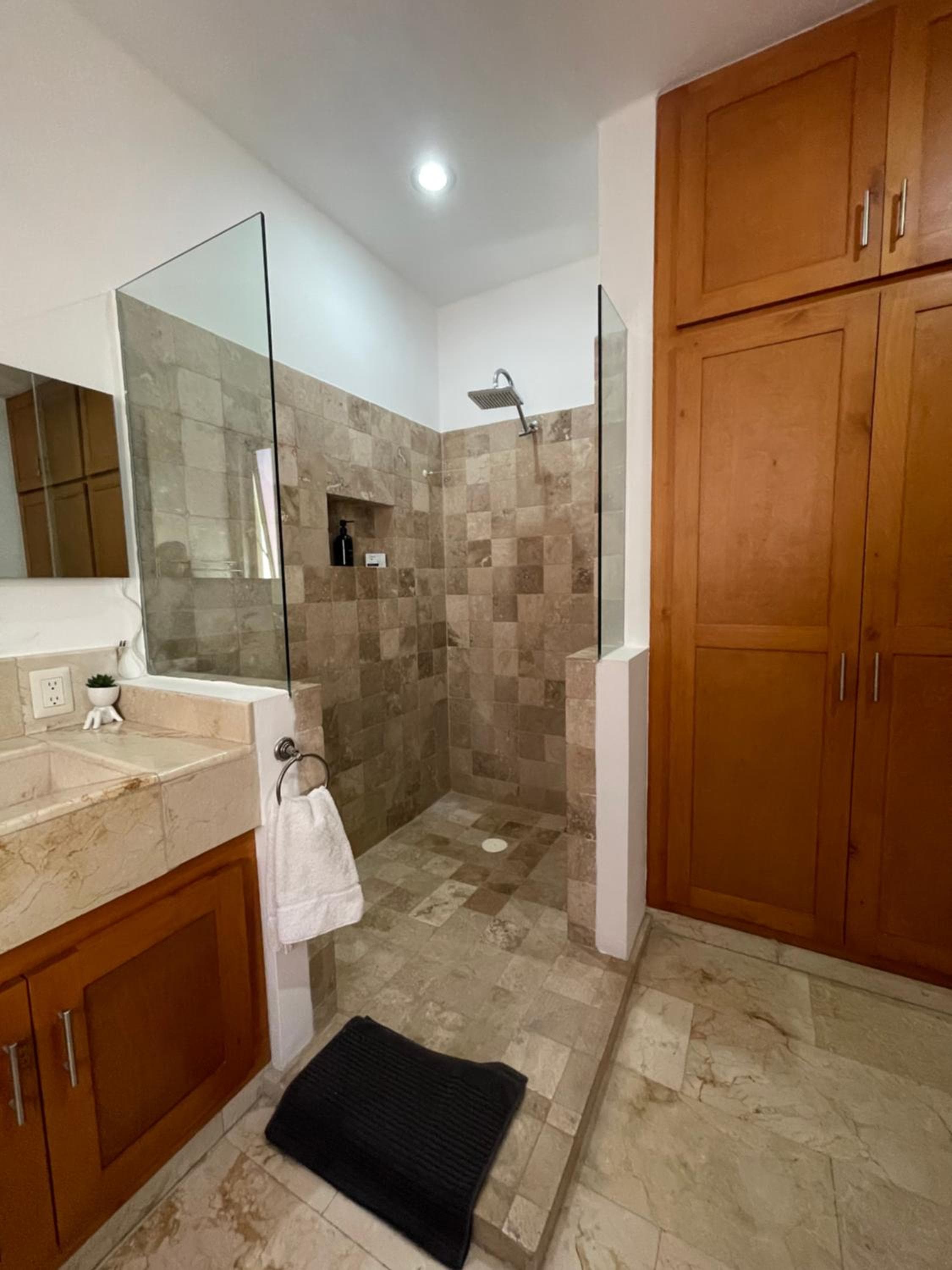 Sea view, king-size bed, wheelchair access — 3
