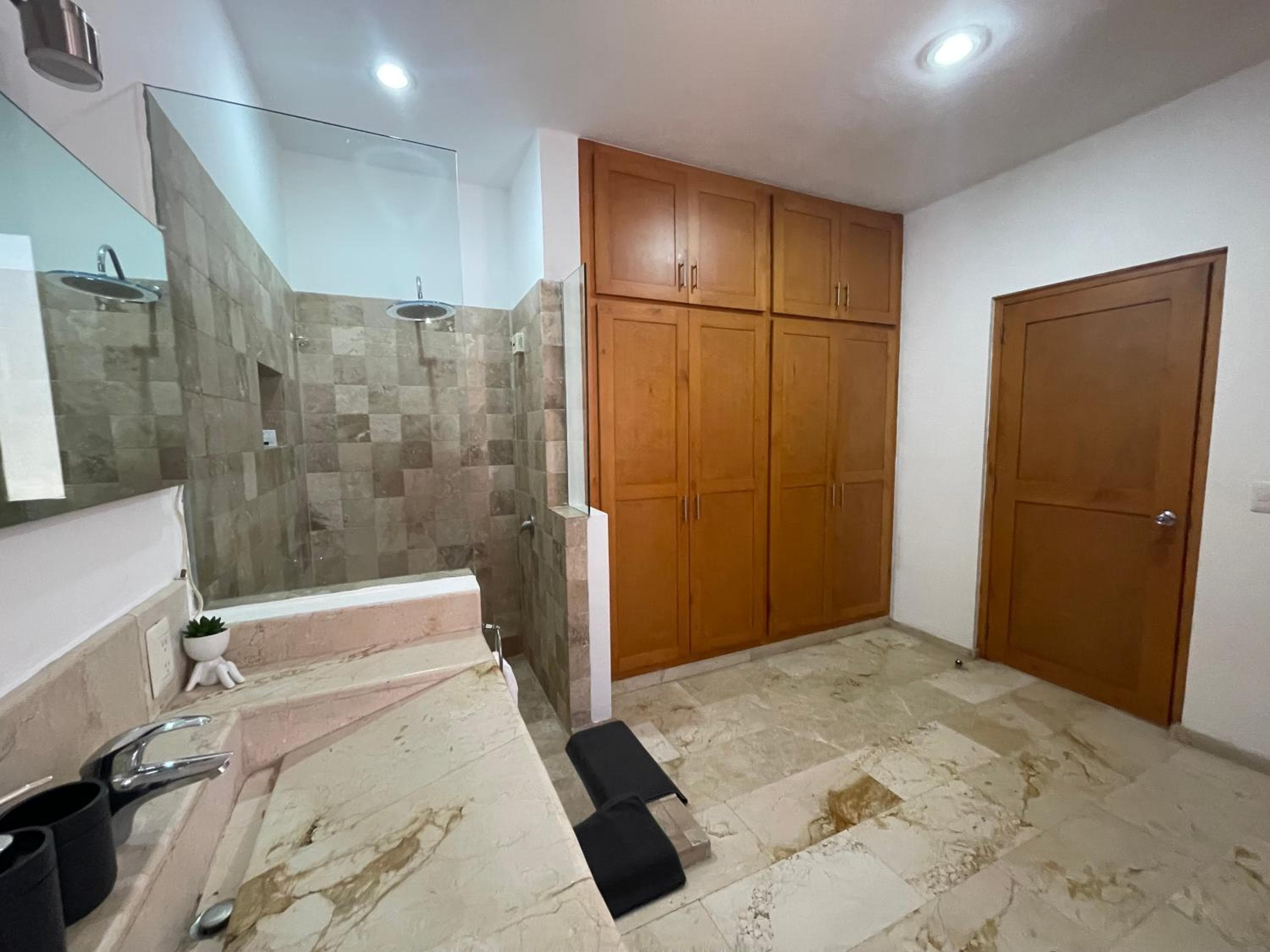 Sea view, king-size bed, wheelchair access — 5
