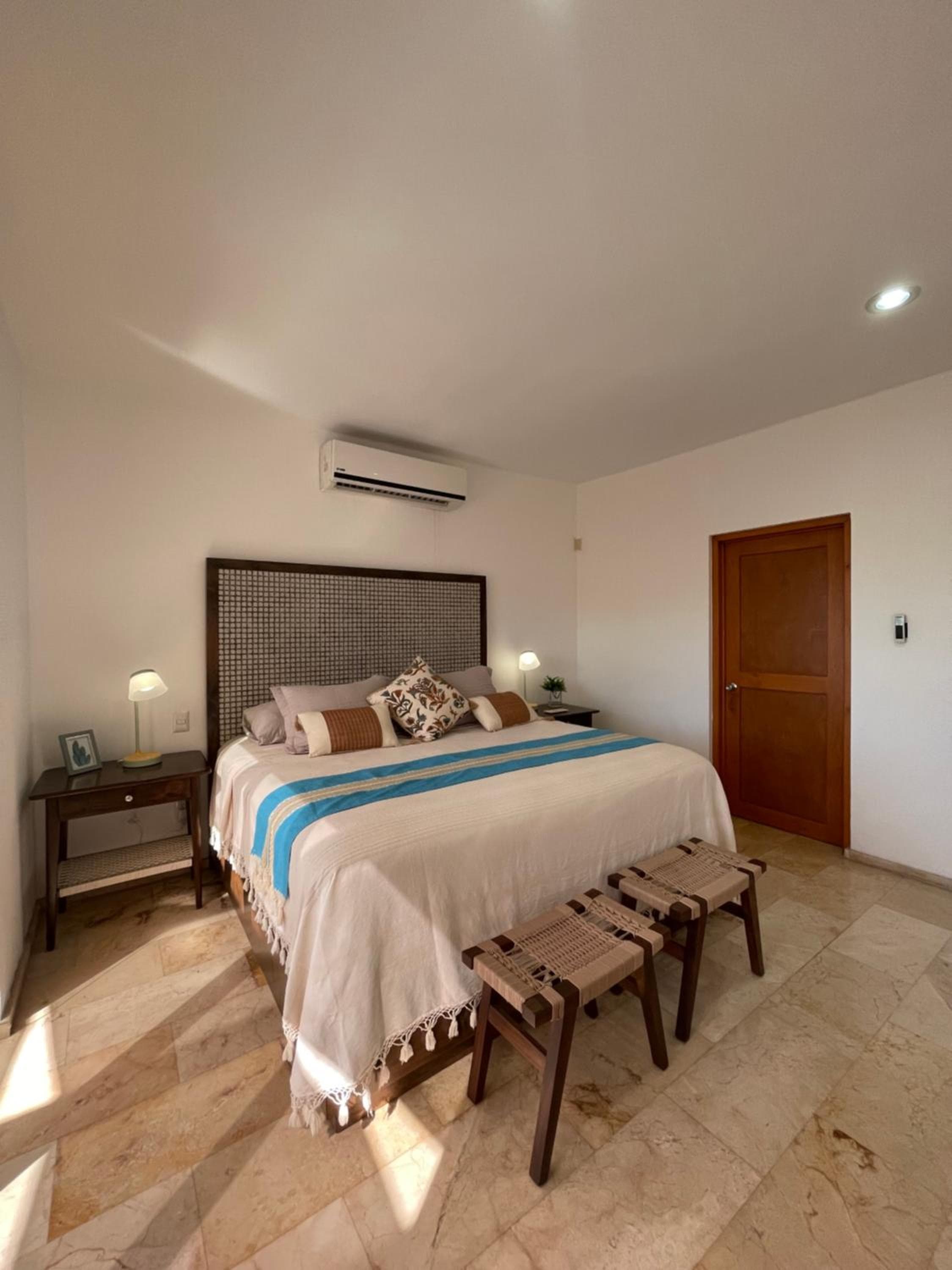 Sea view, king-size bed, wheelchair access — 17