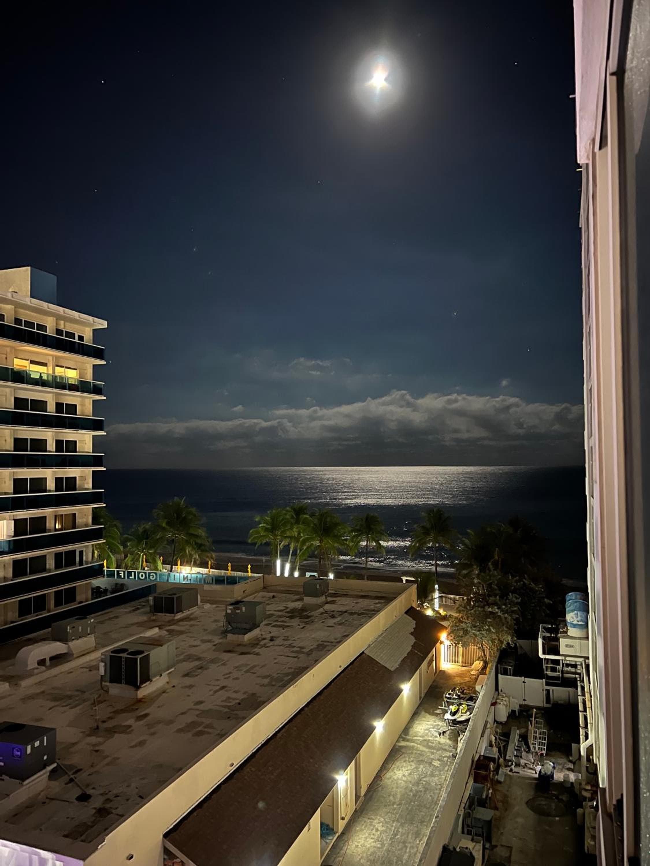 Oceanview on SAND located in Ocean Manor Resort Fort Lauderdale Beach 2 bed 2 bath spacious corner unit partial ocean view — 30