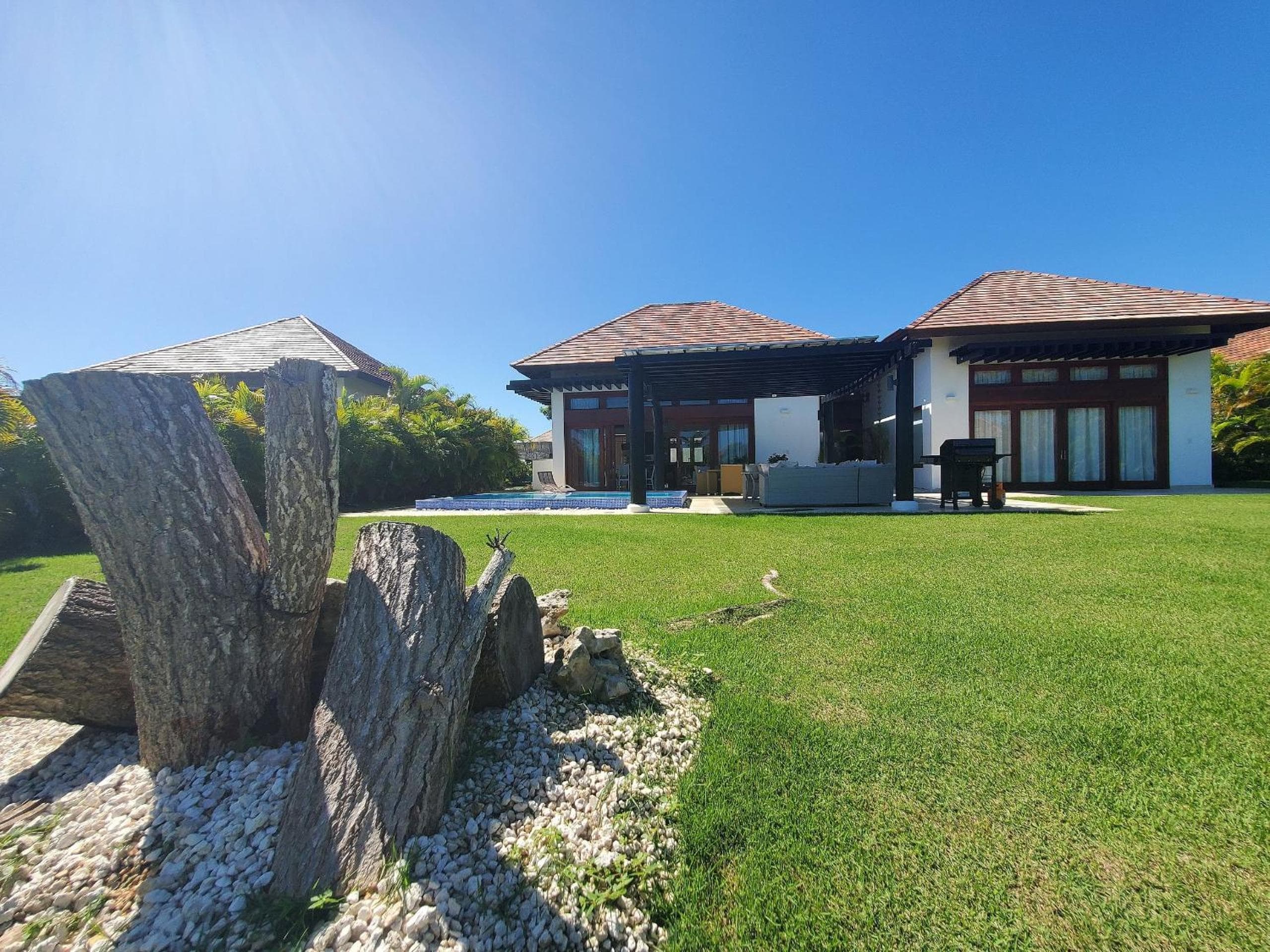 Spectacular Tropical 2 BDR Villa w/ private pool & BBQ — 1