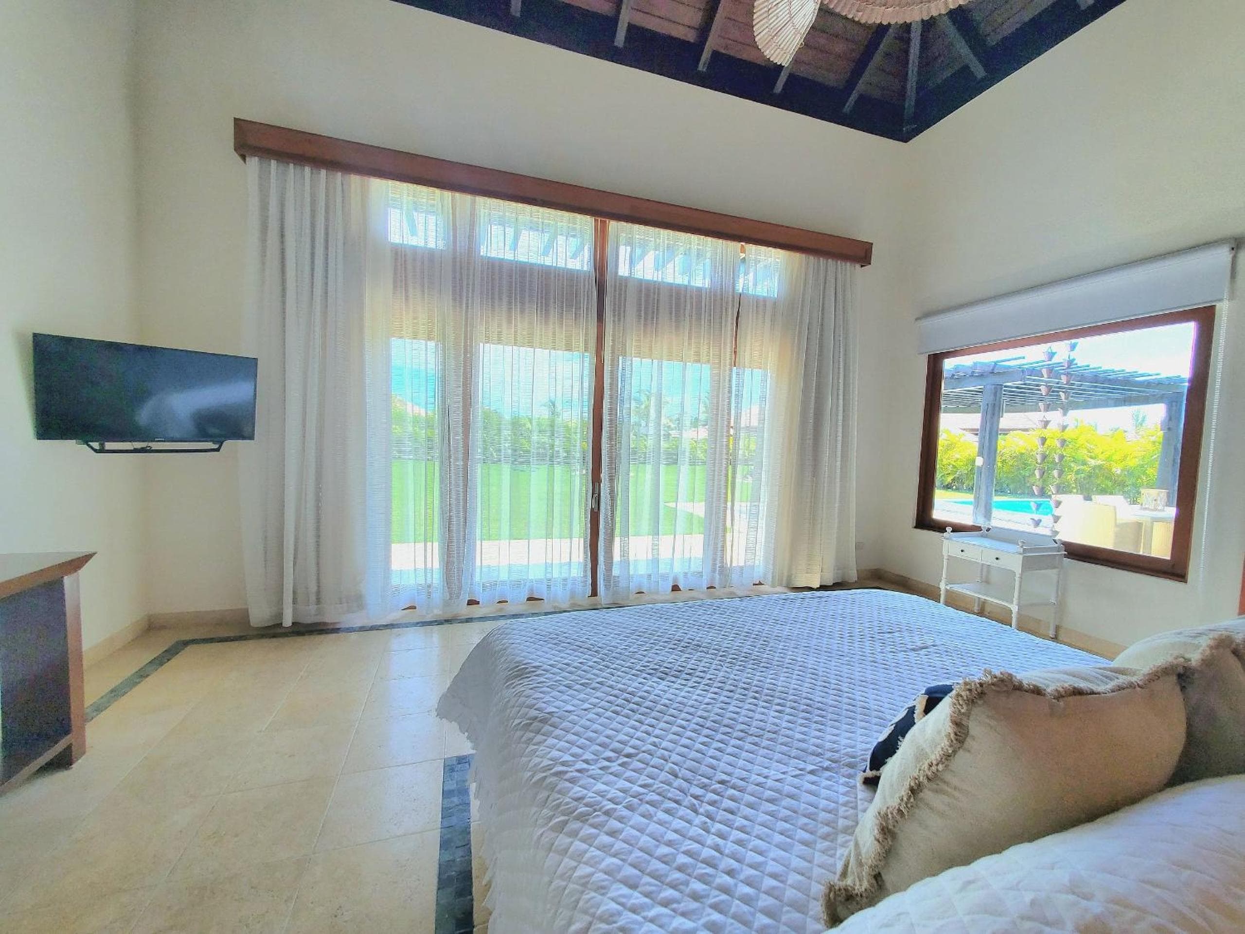 Spectacular Tropical 2 BDR Villa w/ private pool & BBQ — 23