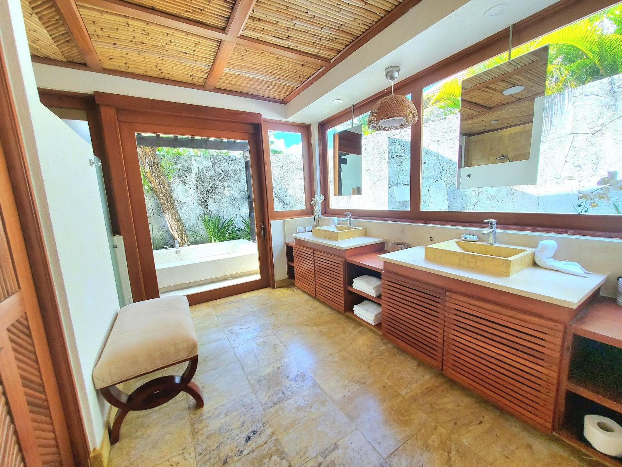 Spectacular Tropical 2 BDR Villa w/ private pool & BBQ — 24