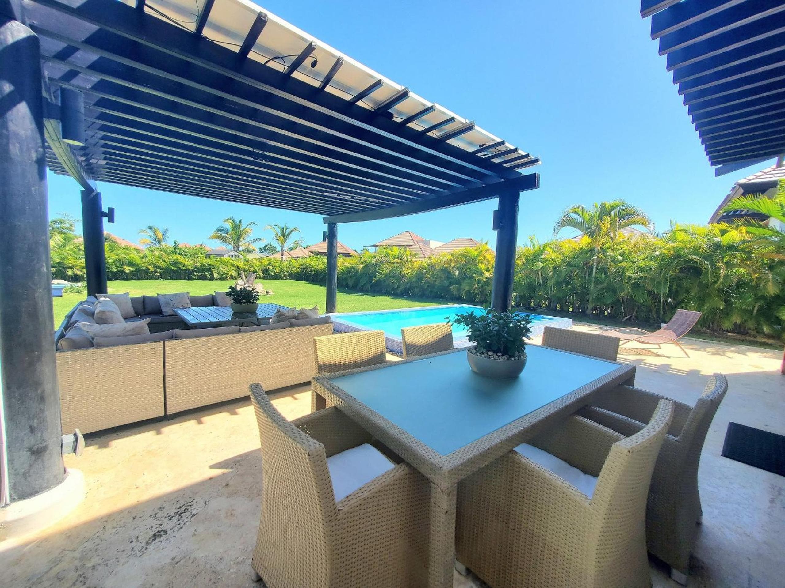 Spectacular Tropical 2 BDR Villa w/ private pool & BBQ — 2
