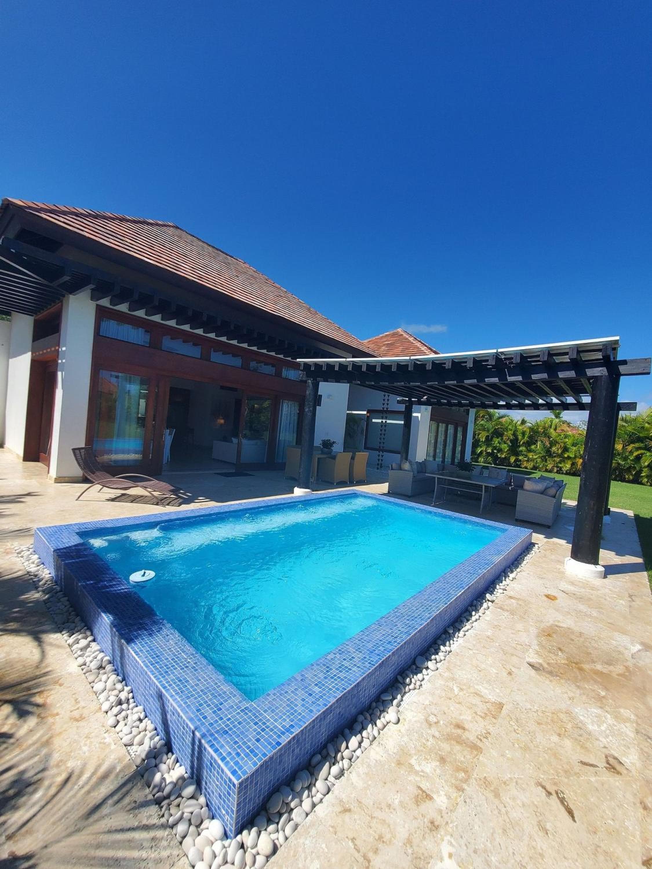 Spectacular Tropical 2 BDR Villa w/ private pool & BBQ — 2