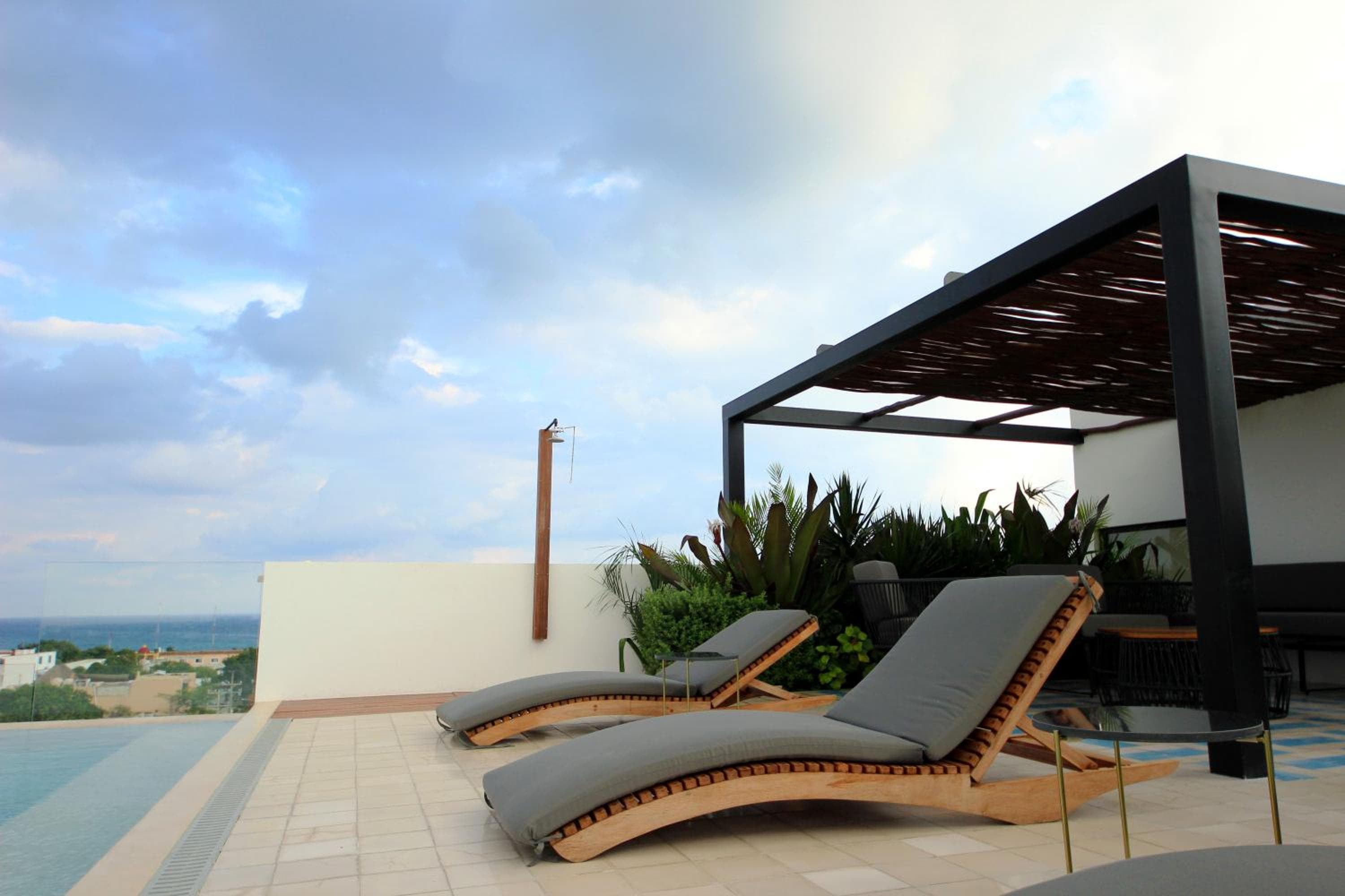 Amplio estudio, increíble azotea con vista al mar. — 3