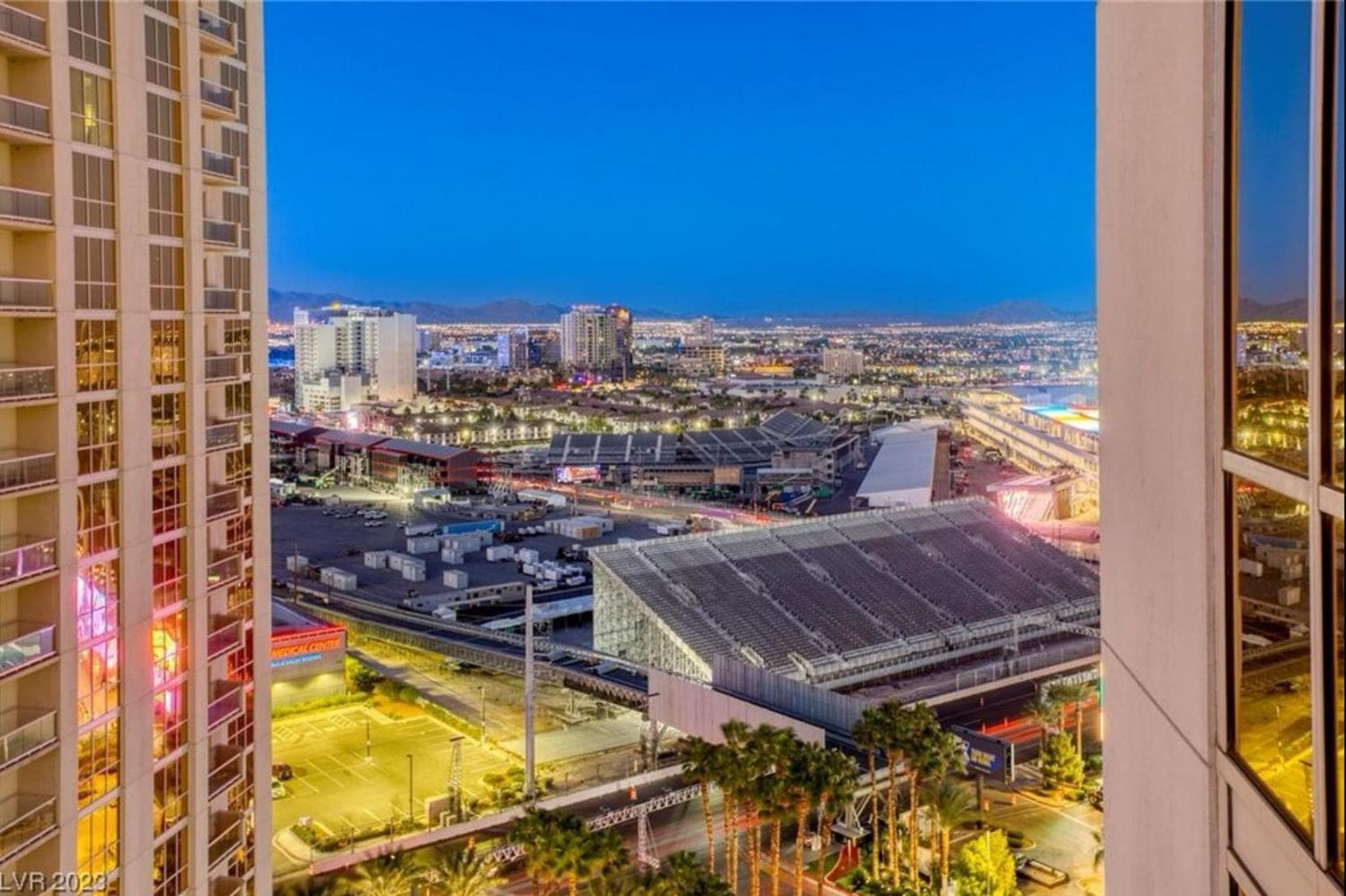 Panorama Vista Suite- 1br 2ba, Full Kitchen, Strip View, Balcony, Corner Unit — 4