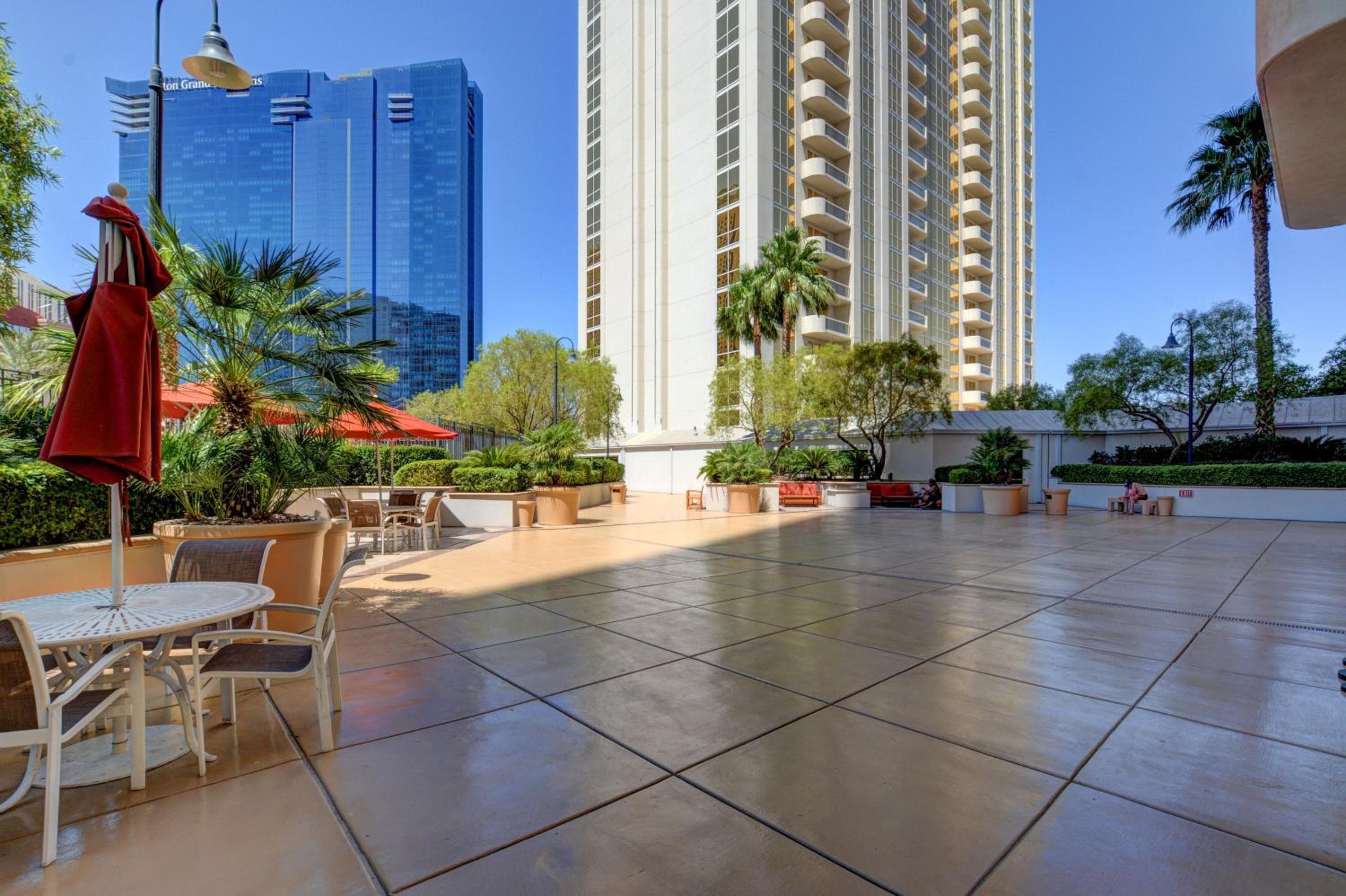 Panorama Vista Suite- 1br 2ba, Full Kitchen, Strip View, Balcony, Corner Unit — 26