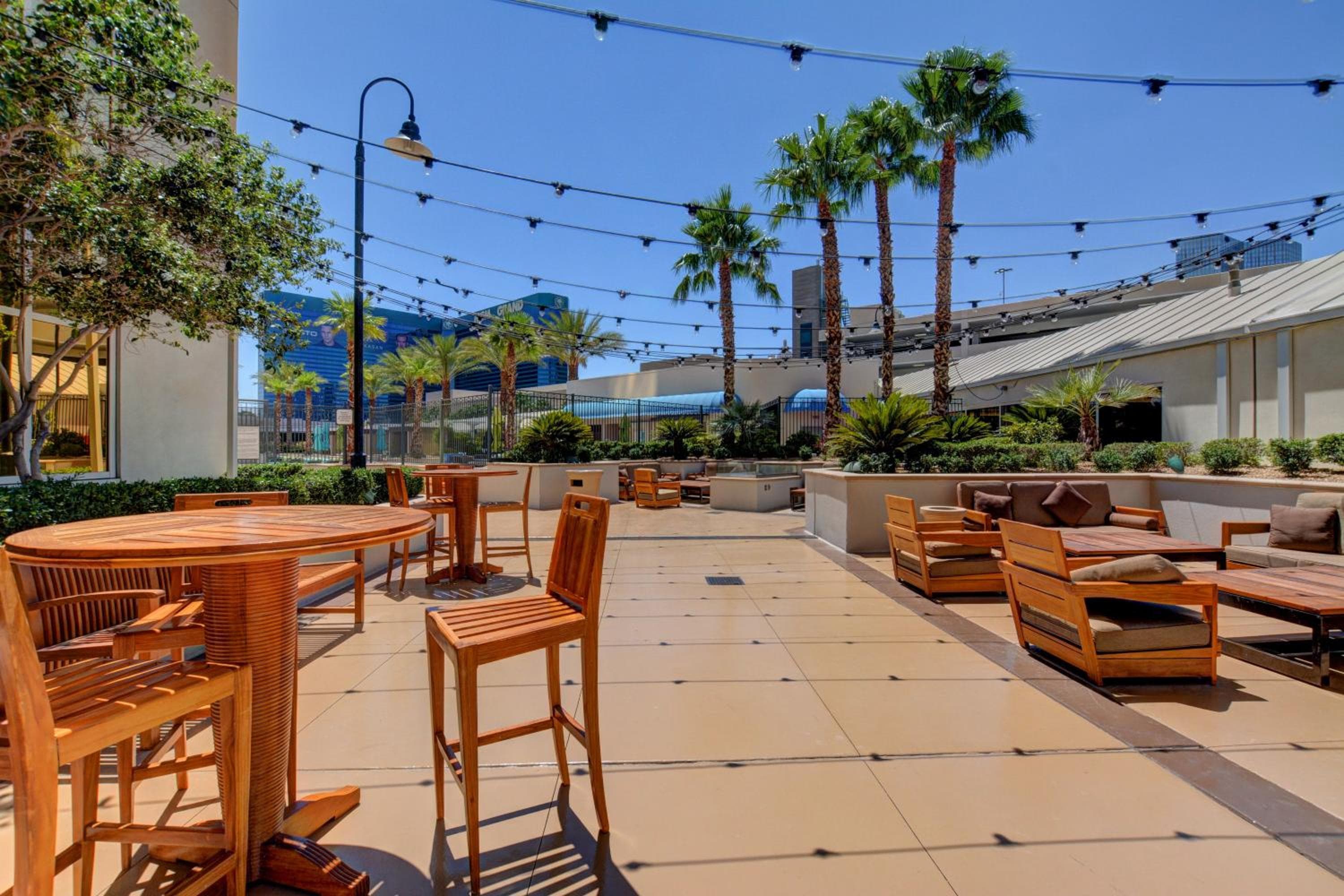 Panorama Vista Suite- 1br 2ba, Full Kitchen, Strip View, Balcony, Corner Unit — 25