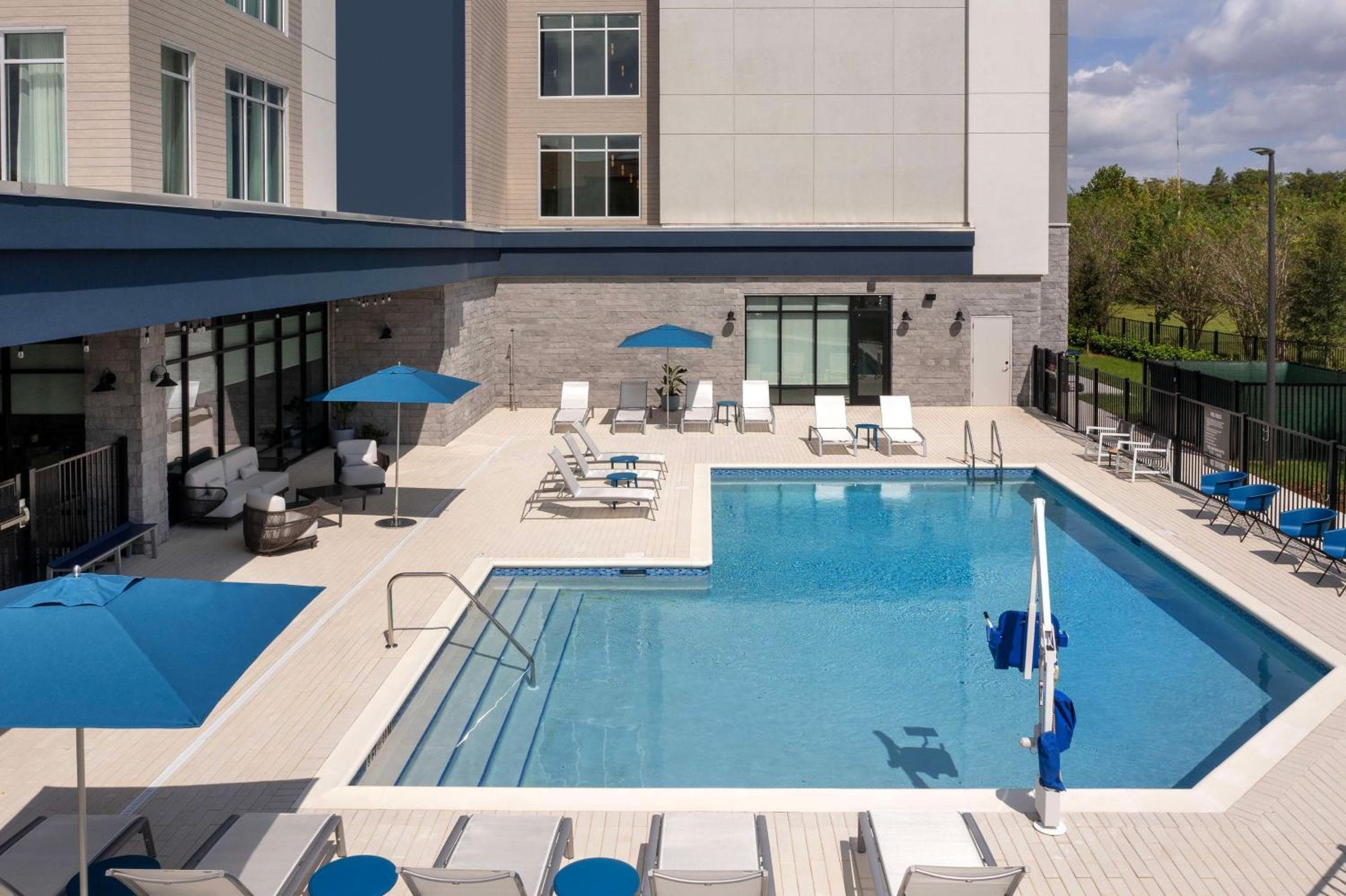 Hampton Inn Orlando Southeast Nona — 10