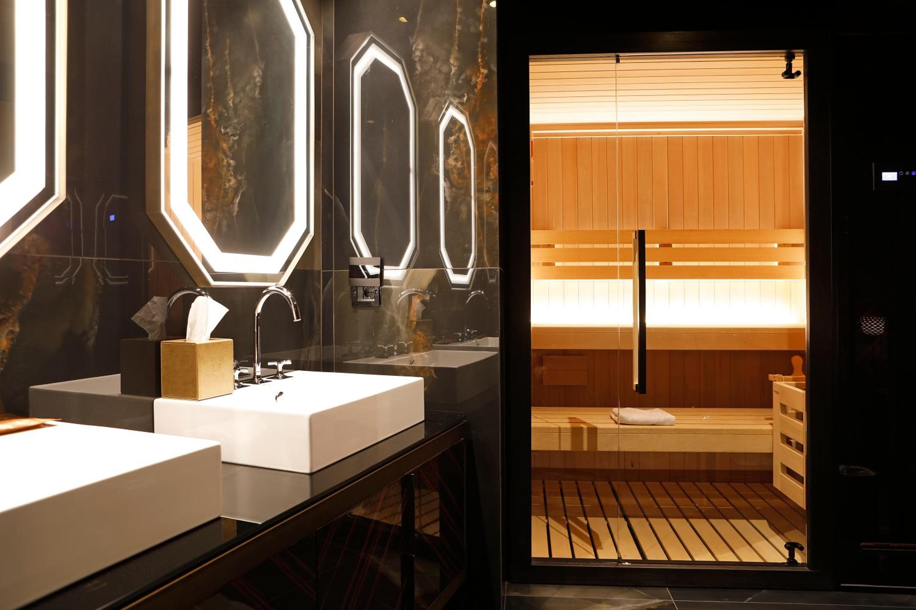 U-Visionary Roma Hotel — 27