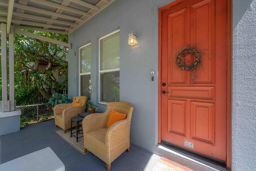 Nawlins vibe with rooftop verandah near Riverwalk and downtown — 24