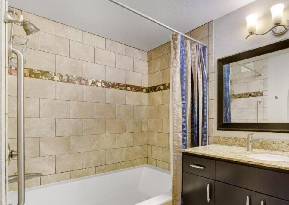 Weekend in Vegas - One Bedroom Apartment Next to Sphere! — 5