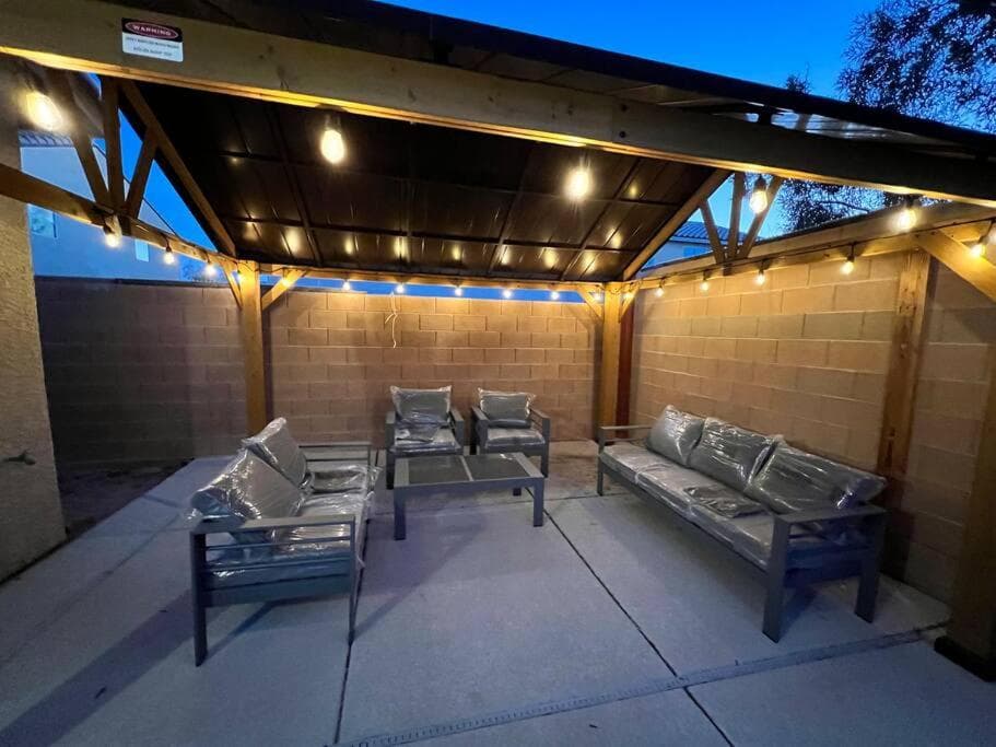 Family Friendly Contemporary House with Pool — 20