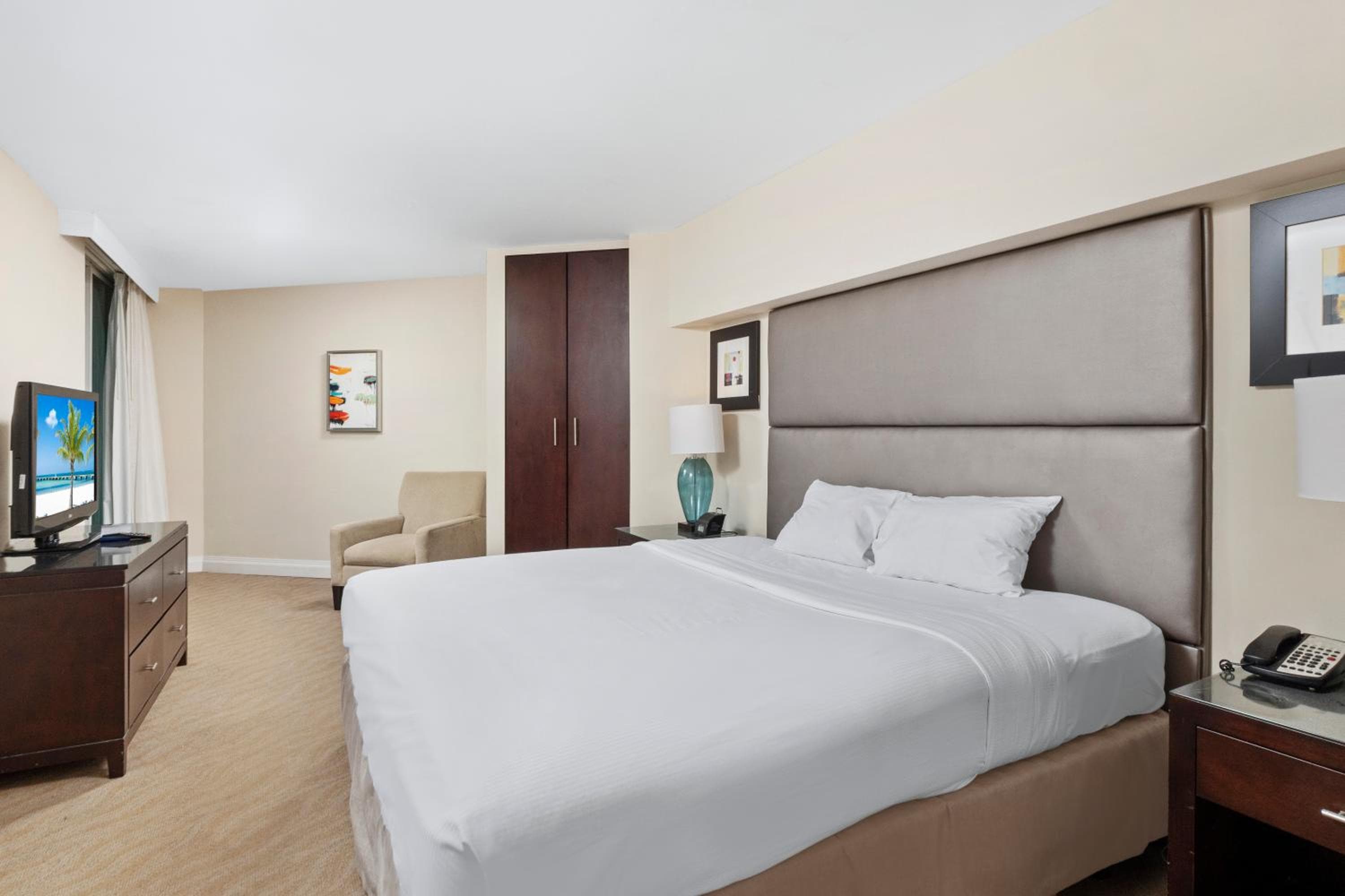 GALLERY One - A DoubleTree Suites by Hilton Hotel — 15