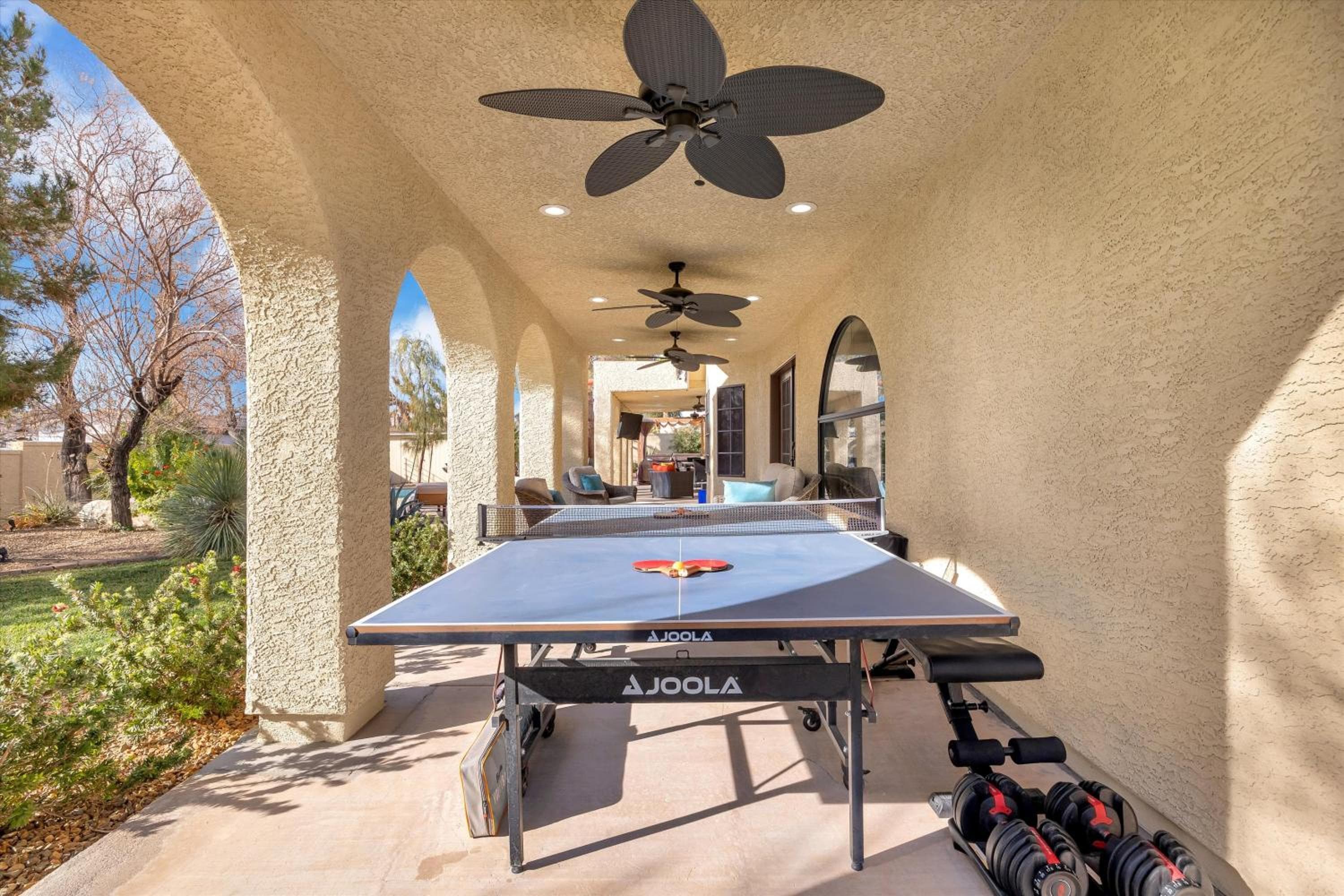 Ranch villa 1 level on half acre 8-min from Strip — 3