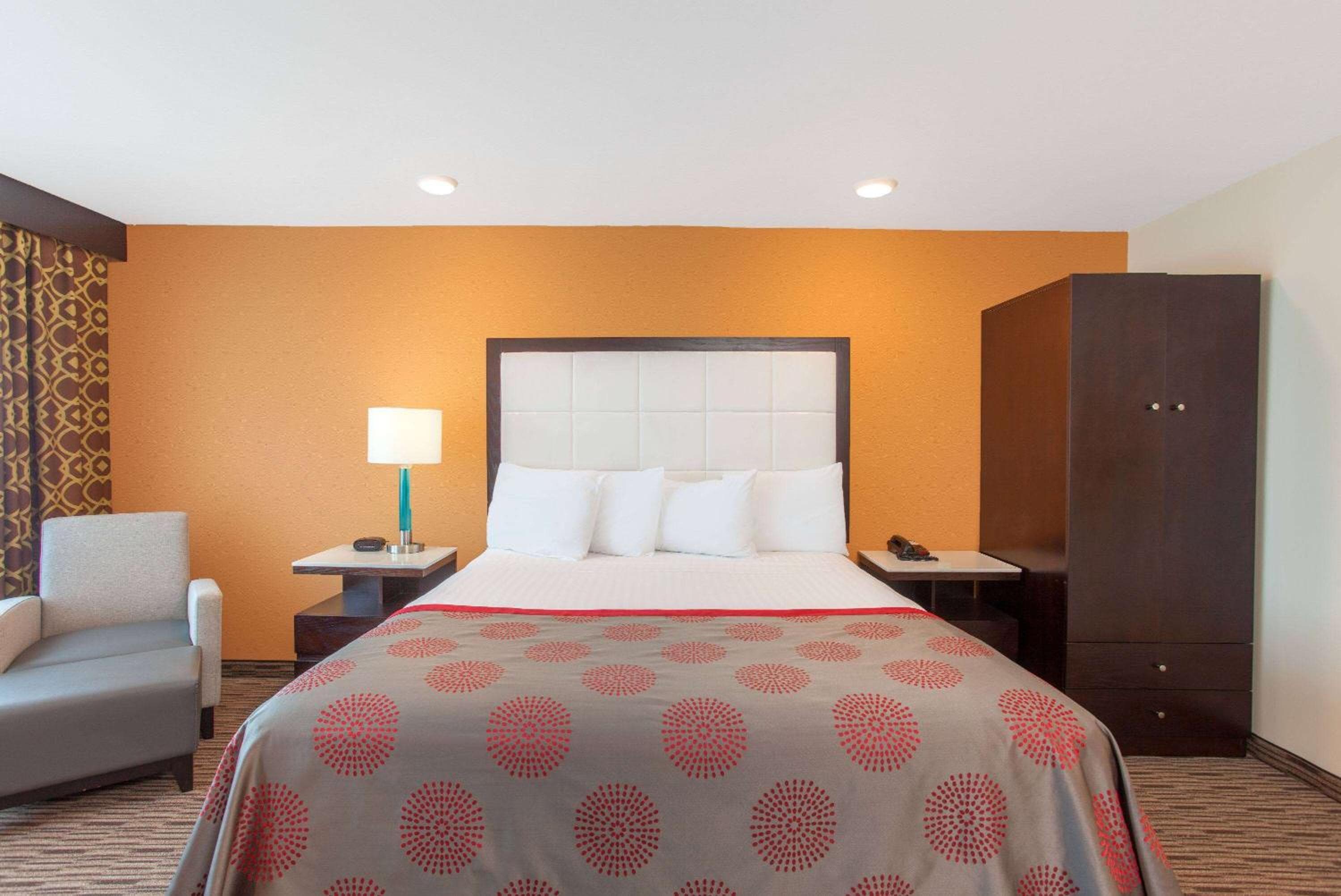 Ramada by Wyndham Culver City — 5
