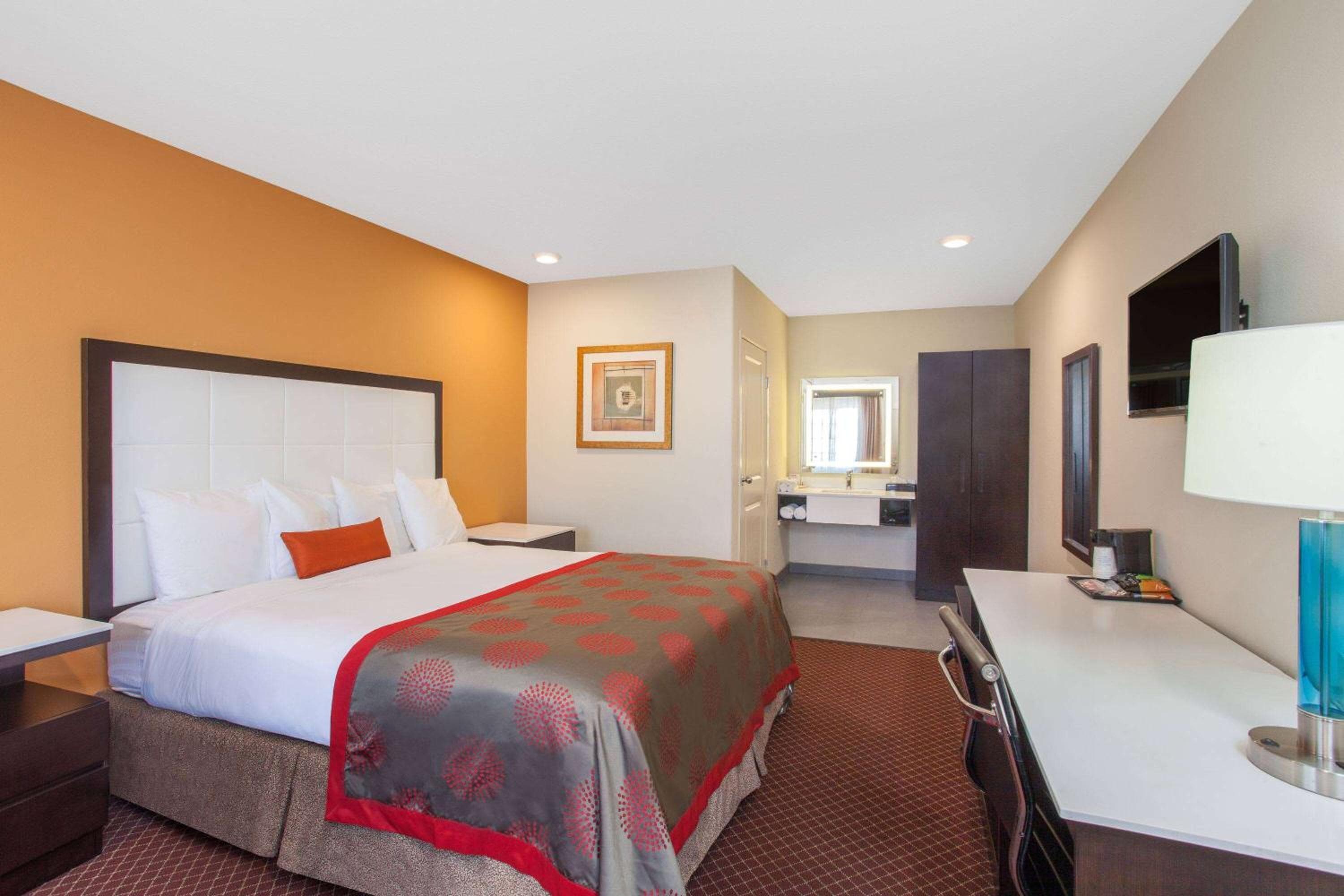 Ramada by Wyndham Culver City — 7