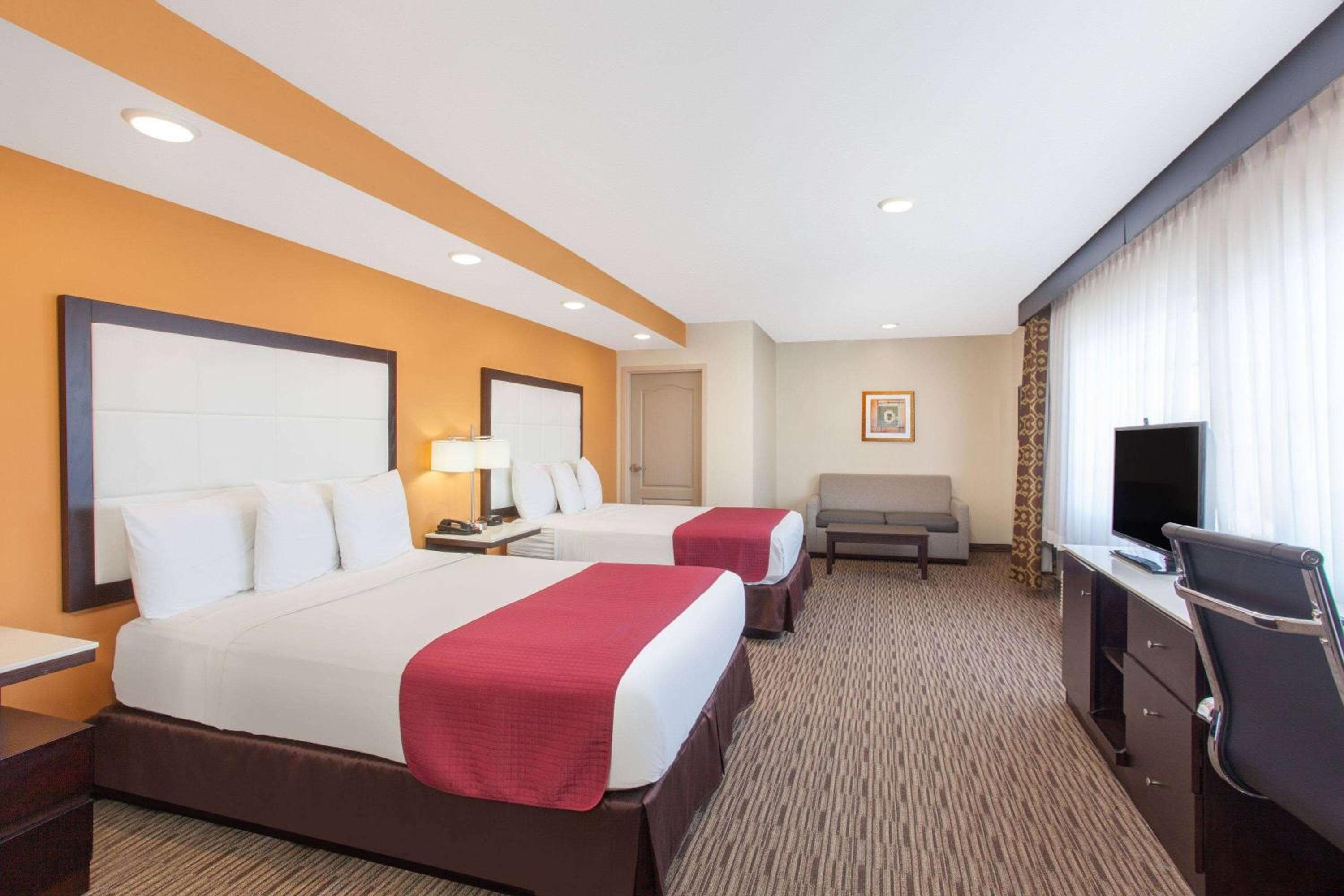 Ramada by Wyndham Culver City — 16