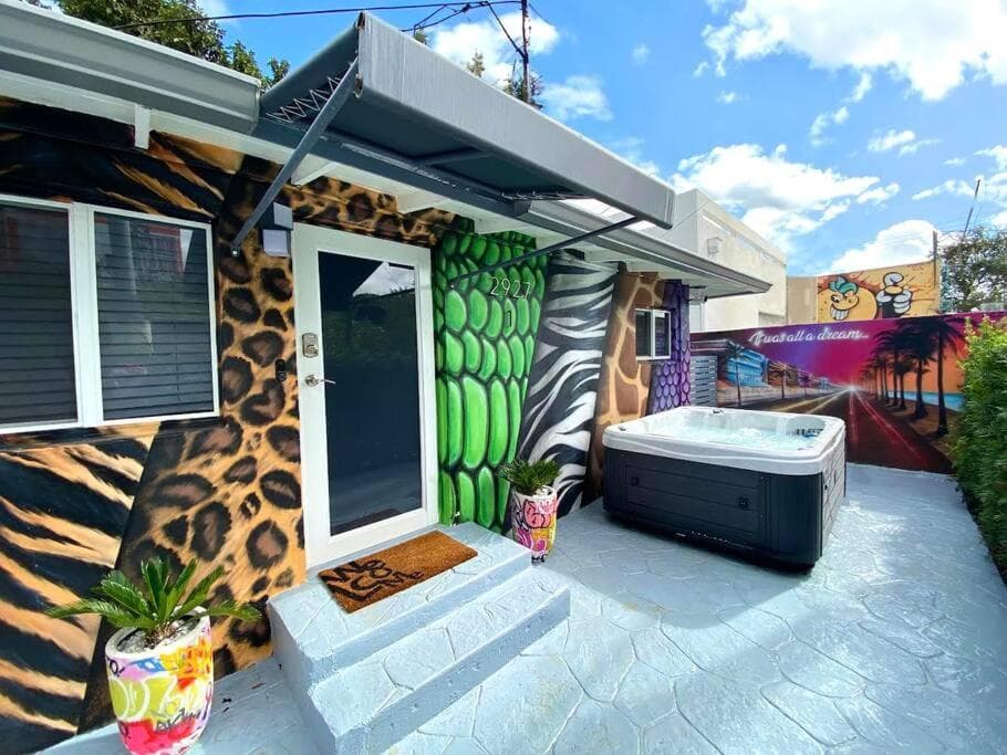 Unique Miami Art Escape w/ HotTub, Arcade & Murals — 12